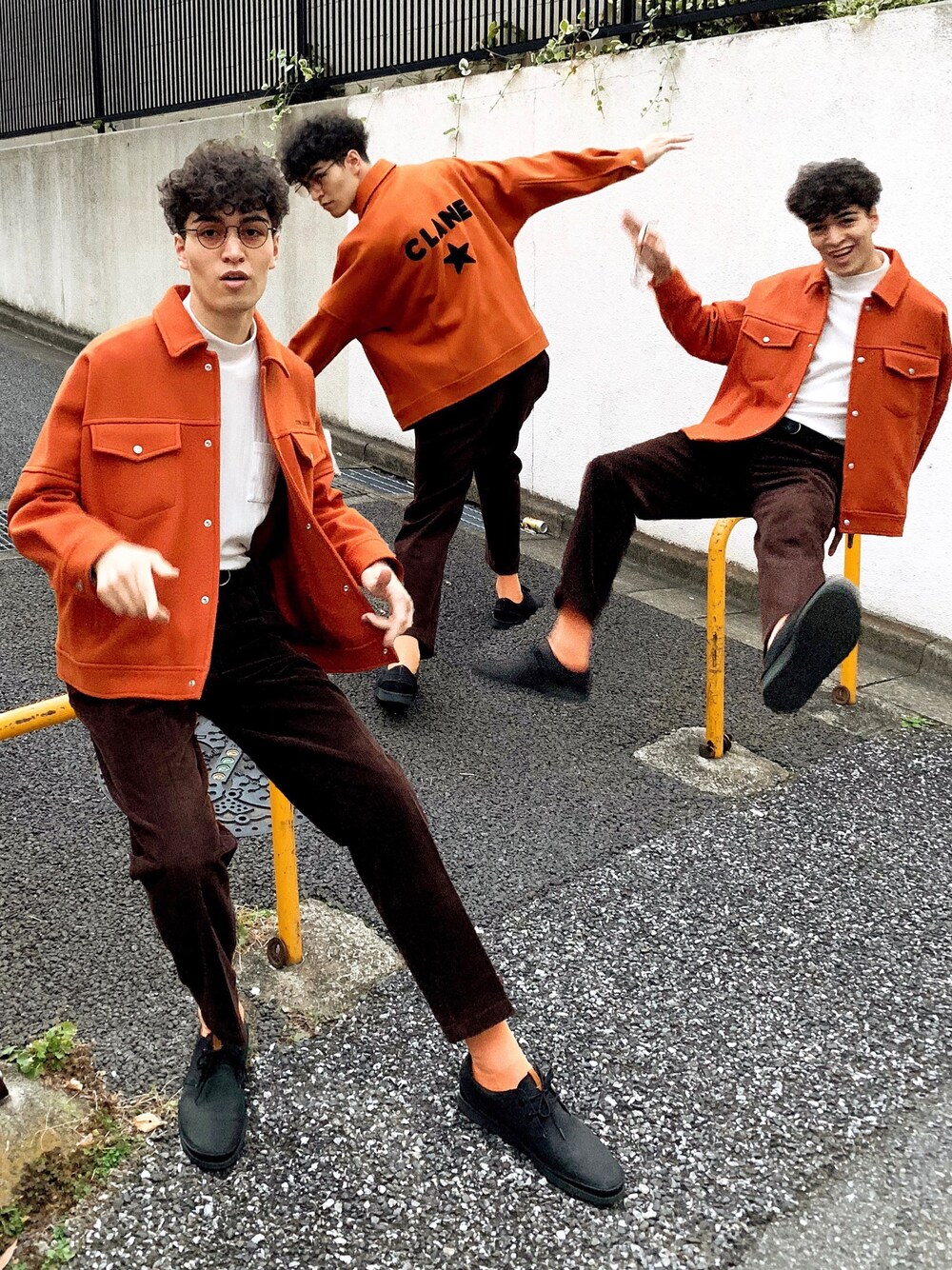 「秋のコーデ、オレンジ、CONVERSE TOKYO、CLANE、ikka、OLIVER PEOPLES、clarks」｜「CLANEのCONVERSE TOKYO×CLANE 刺繍ジャケット（スタジャン、ブラック系）」を使った、kenjibutadamさん（メンズ・188cm）の秋コーディネートの1枚目の写真