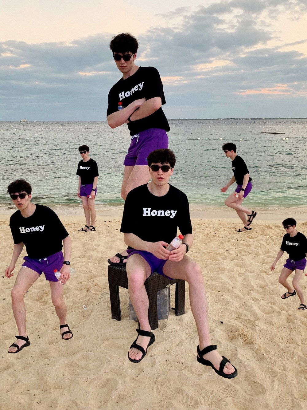 「海、旅行、kearny、honeymihoney、H&M、teva、サンダル、サングラス、夏コーデ、ビーチサンダル」｜「HONEY MI HONEYのアイテム（Tシャツ/カットソー、ブラック系）」を使った、kenjibutadamさん（メンズ・188cm）の春コーディネートの1枚目の写真
