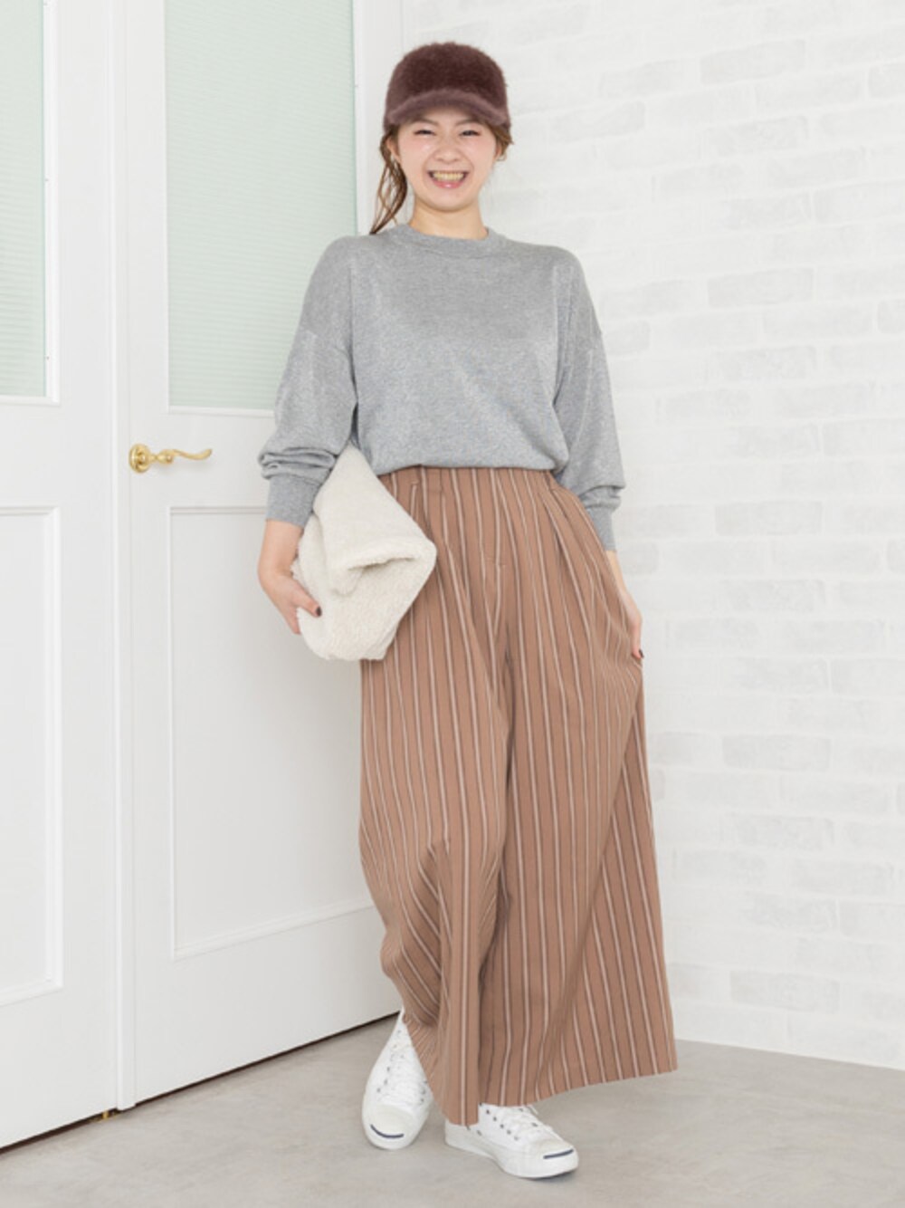 「トレンド、アウトドアスタイル、大人カジュアル、キャメル、ラメ、おでかけ、NATURAL BEAUTY BASIC、秋冬、ナチュラルビューティーベーシック、NBB」｜「NATURAL BEAUTY BASICの◆ランダムストライプワイドパンツ（その他パンツ、ベージュ系）」を使った、NBB STAFF 11さん（レディース・160cm）の秋コーディネートの1枚目の写真
