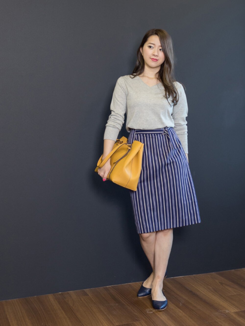 「トートバッグ、パンプス、ストライプ、Vネックニット、ひざ丈スカート、春コーデ、通勤コーデ、NATURAL BEAUTY BASIC、ナチュラルビューティーベーシック、NBB」｜「NATURAL BEAUTY BASICの◆ファイン天竺Vネックニット（ニット/セーター、グレー系）」を使った、NBB STAFF 11さん（レディース・160cm）の春コーディネートの1枚目の写真