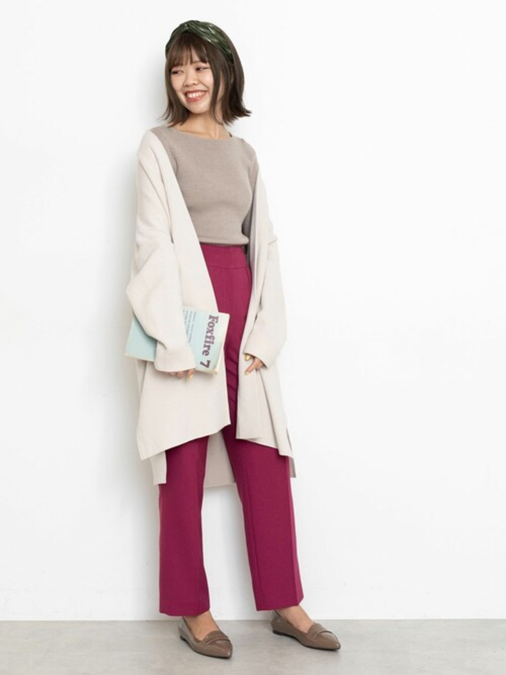 ベージュ系のカーディガン/ボレロ、レッド系のその他パンツ、グリーン系のカチューシャを着用したレディースの秋コーディネートの1枚目の写真