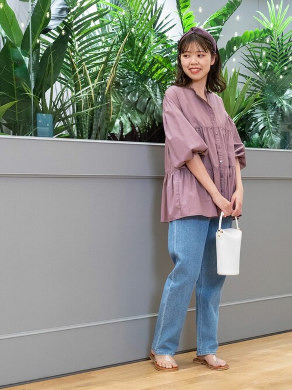 「ターバン、カチューシャ、ラベンダー、デニムスタイル、NATURAL BEAUTY BASIC、ナチュラルビューティーベーシック、NBB、２WAYトップス、ティアードブラウス」｜「NATURAL BEAUTY BASICのTCティアードブラウス（シャツ/ブラウス、パープル系）」を使った、NBB STAFF 11さん（レディース・160cm）の夏コーディネートの1枚目の写真