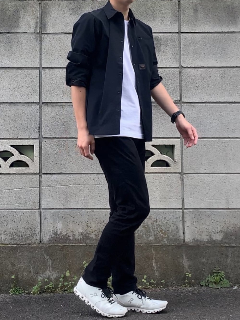 「Onrunning、365On_Style、ランニングシューズ、黒シャツ、白Tシャツ、黒スキニー、スニーカースタイル」｜「OnのOn Cloud X（スニーカー、ホワイト系）」を使った、つっちーさん（メンズ・173cm）の春コーディネートの1枚目の写真