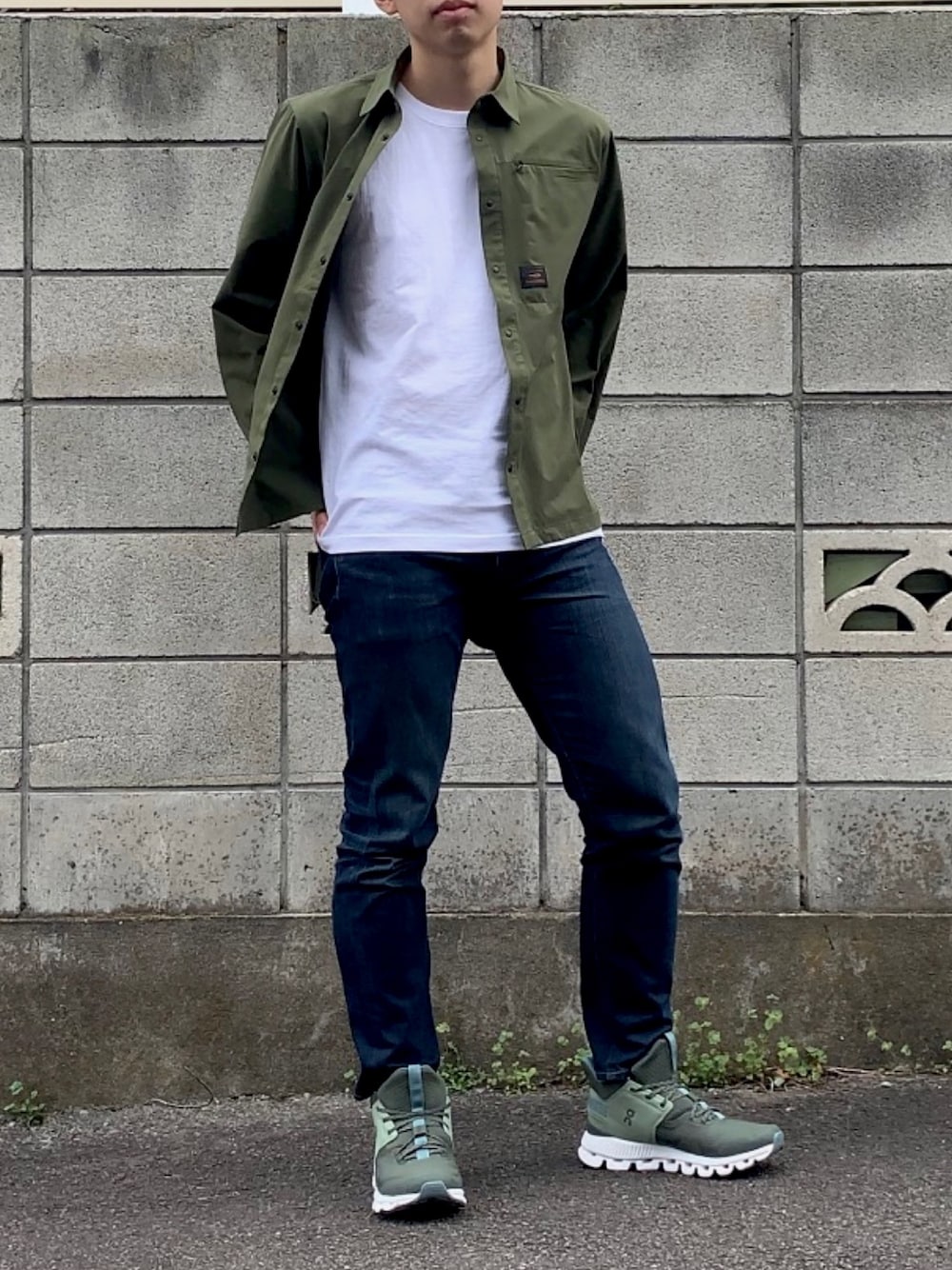 「Onrunning、365On_Style、スニーカースタイル、白Tシャツ、カーキシャツ、ハイカットスニーカー、CloudHiEdge、デニム、春コーデ、TIGORA」｜「OnのOn Cloud Hi Edge (Fir/Reseda)（スニーカー、グリーン系）」を使った、つっちーさん（メンズ・173cm）の夏コーディネートの1枚目の写真