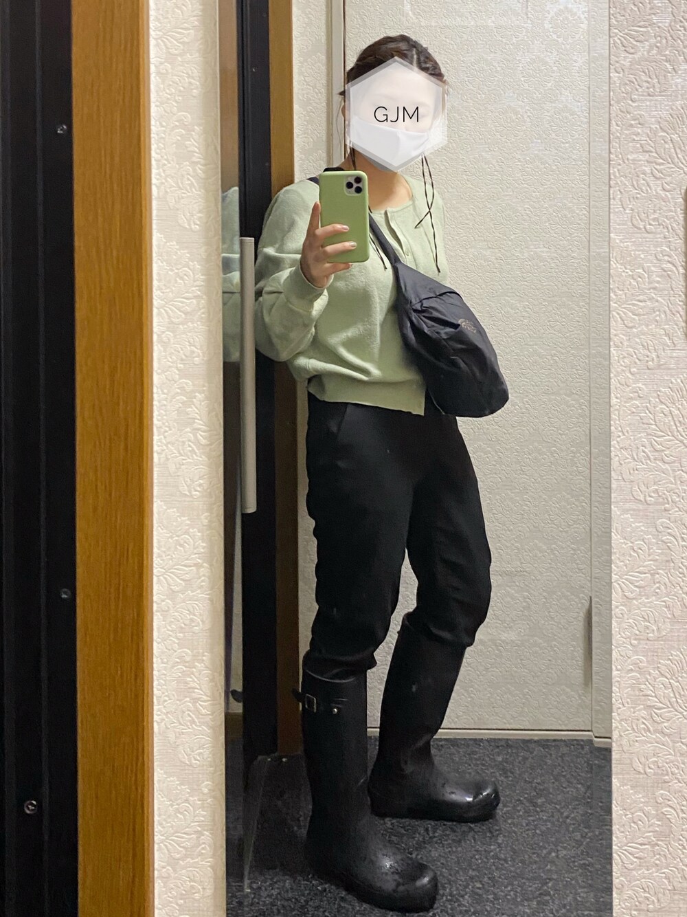 グリーン系のカーディガン/ボレロ、ブラック系のボディバッグ/ウエストポーチ、ブラック系のその他パンツを着用したレディースの春コーディネートの1枚目の写真