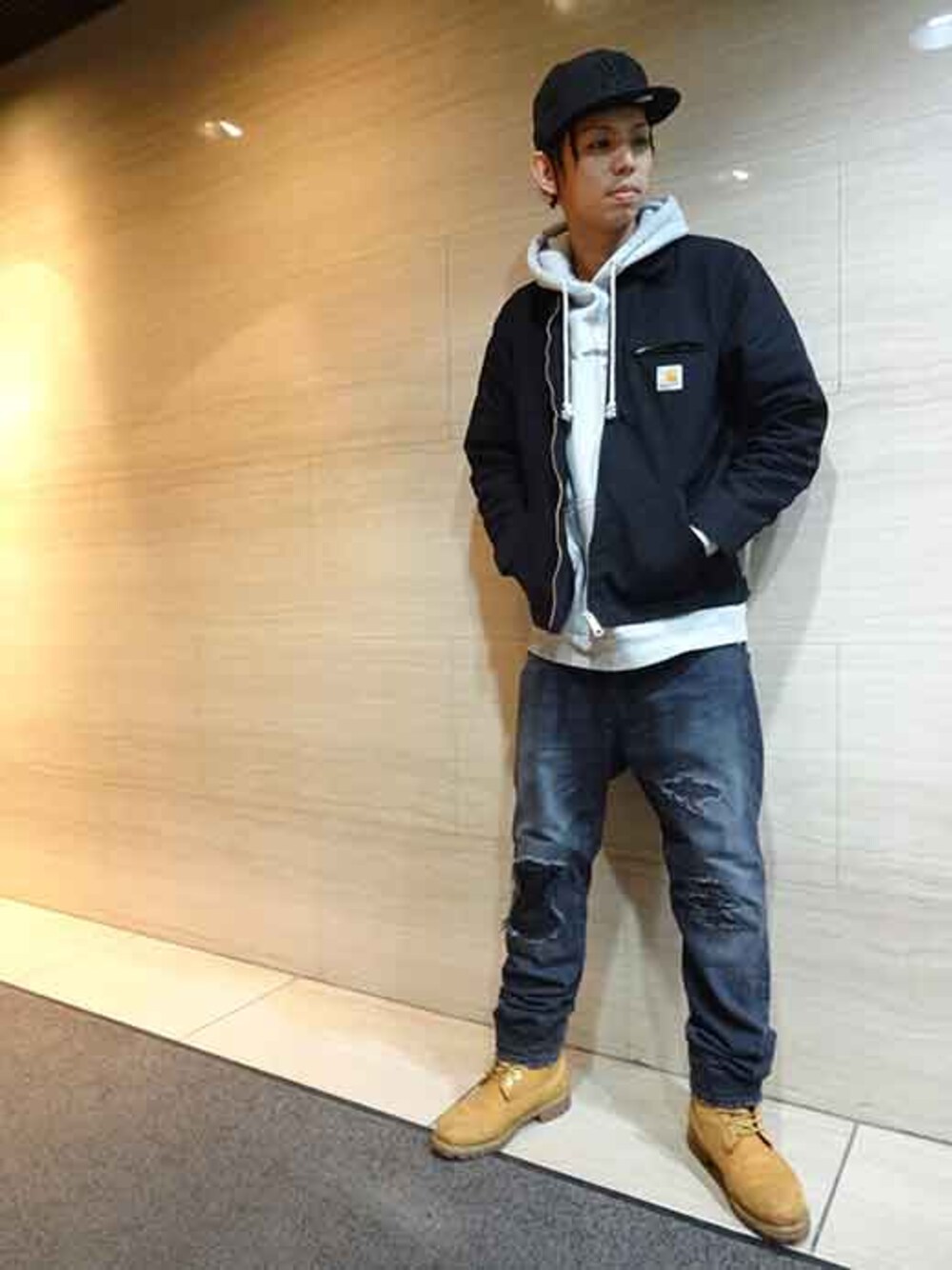 ブラック系のキャップを着用したメンズの秋コーディネートの1枚目の写真