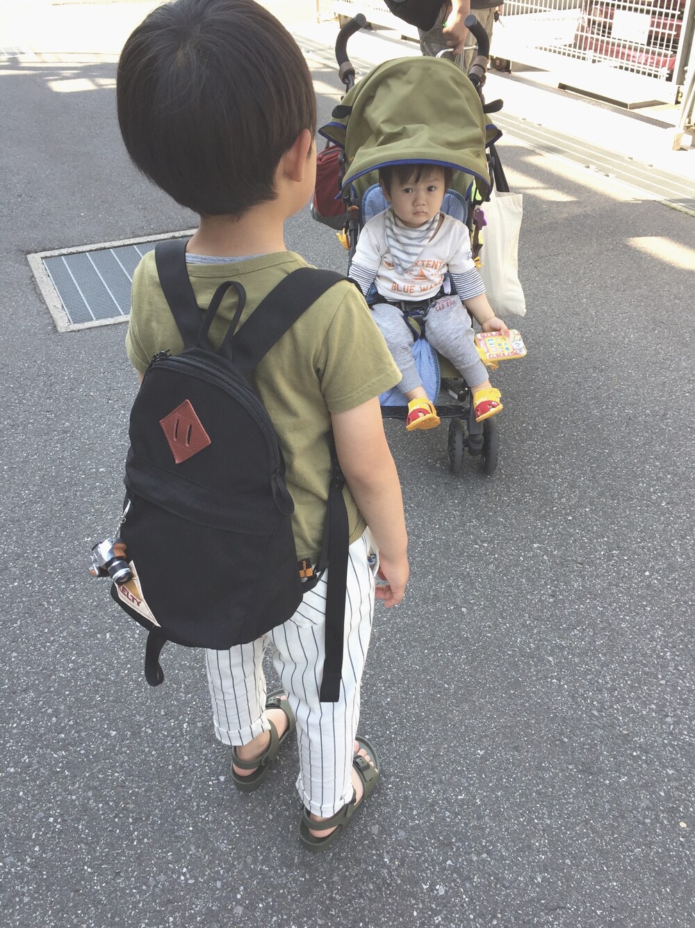 「無地ポケットT、ストライプテーパードパンツ、ビルケンサンダル、ケルティ」｜「MARKEY'SのポケットＴ　ムジ (80～150cm)（Tシャツ/カットソー、グリーン系）」を使った、ゆうせい☆そうすけさん（キッズ・110cm）の春コーディネートの1枚目の写真