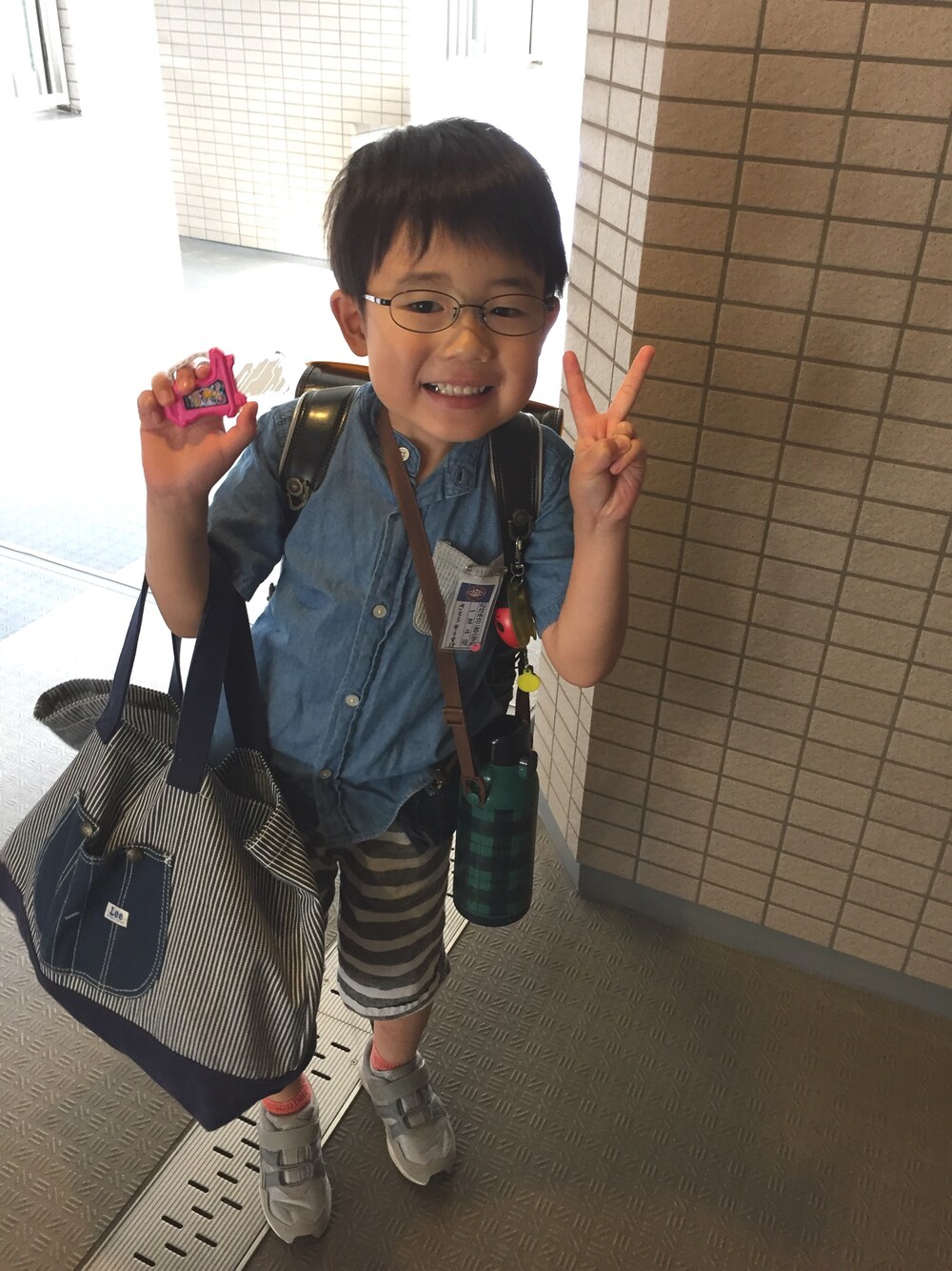 「バンドカラーシャツ、ボーダーパンツ、瞬足スニーカー、レッスントート、ニノニナランドセル」｜「GLOBAL WORKの【キッズ】バンドカラーシャツ半袖/724013（シャツ/ブラウス、ブルー系）」を使った、ゆうせい☆そうすけさん（キッズ・110cm）の夏コーディネートの1枚目の写真