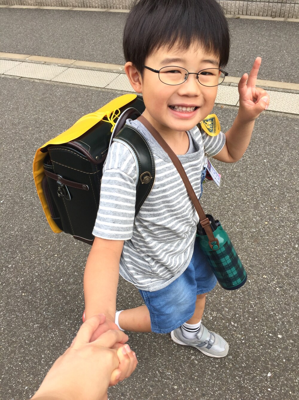 「ボーダートップス、クライミングショーツ、ラインソックス、瞬足スニーカー、ニノニナランドセル、メガネ男子」｜「MARKEY'SのＤＥＮＩＭ　ＰＯＣＫＥＴ　ＢＯＲＤＥＲ Ｔシャツ(80～140cm)（Tシャツ/カットソー、グレー系）」を使った、ゆうせい☆そうすけさん（キッズ・110cm）の夏コーディネートの1枚目の写真