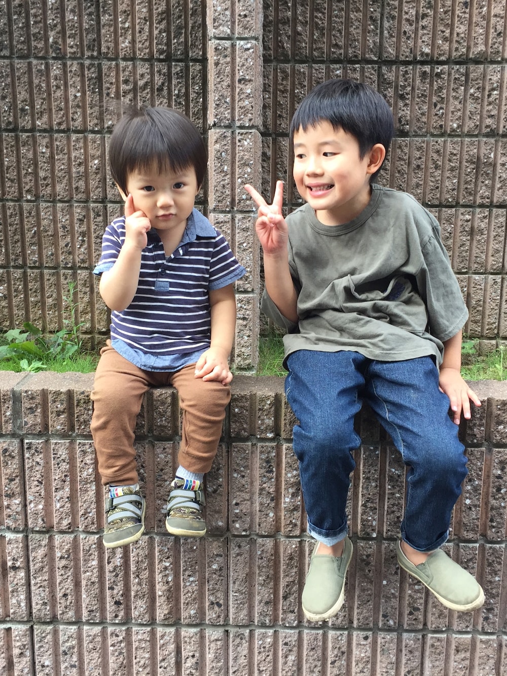 「ベーシックコーデ、カーキTシャツ、デニムパンツ、スリッポン、マスタードパンツ」｜「MARKEY'Sのアイテム（Tシャツ/カットソー、グレー系）」を使った、ゆうせい☆そうすけさん（キッズ・110cm）の秋コーディネートの1枚目の写真