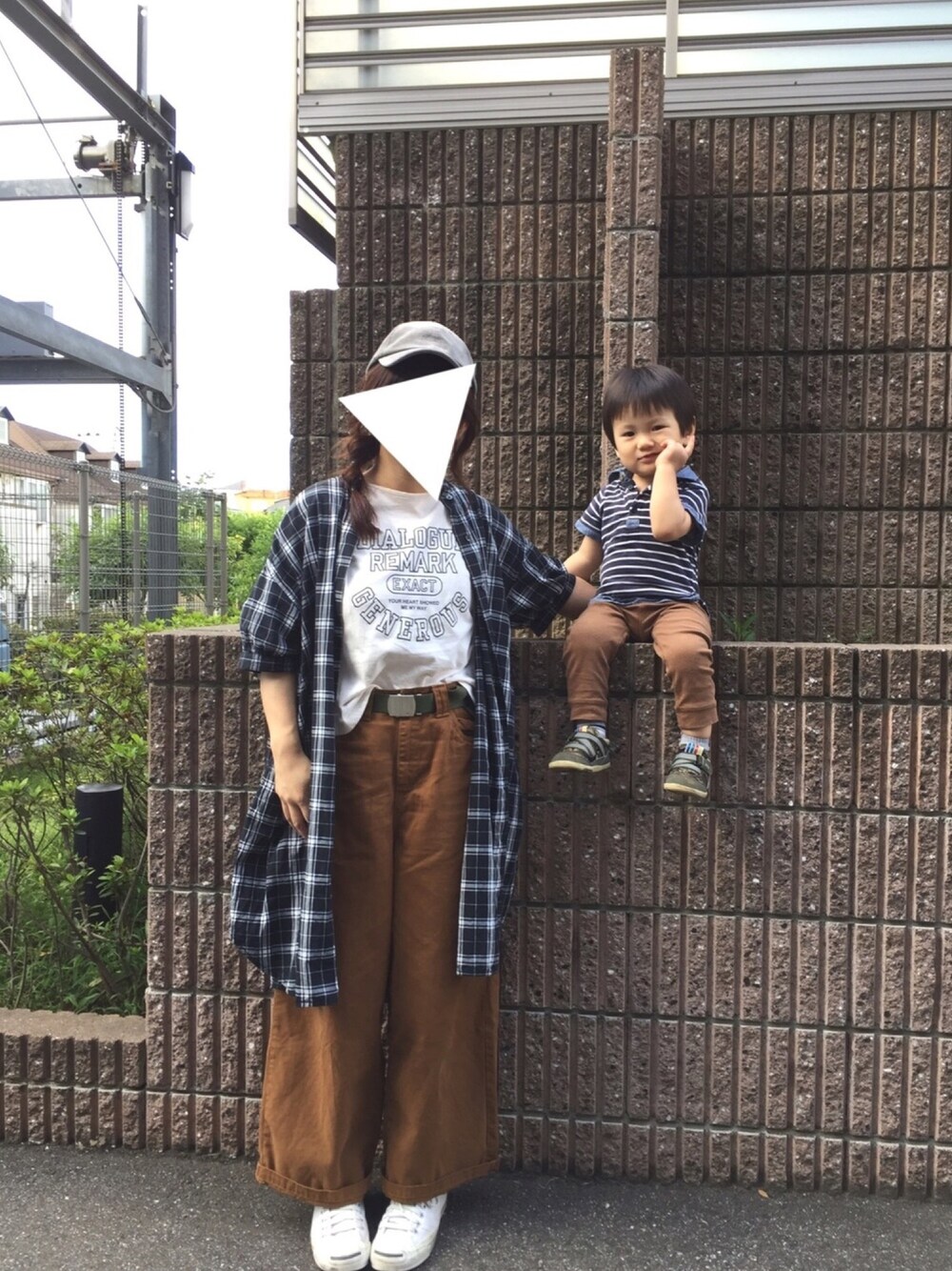 「チェックシャツワンピース、マスタードパンツ、ベーシックコーデ、ロゴT、キャップ、ワイトパンツ、ガチャベルト、カーキ×マスタード×ホワイト×チェック、秋色」｜「PUAL CE CINのロゴプリントＴシャツ（Tシャツ/カットソー、ベージュ系）」を使った、ゆうせい☆そうすけさん（レディース・155cm）の秋コーディネートの1枚目の写真
