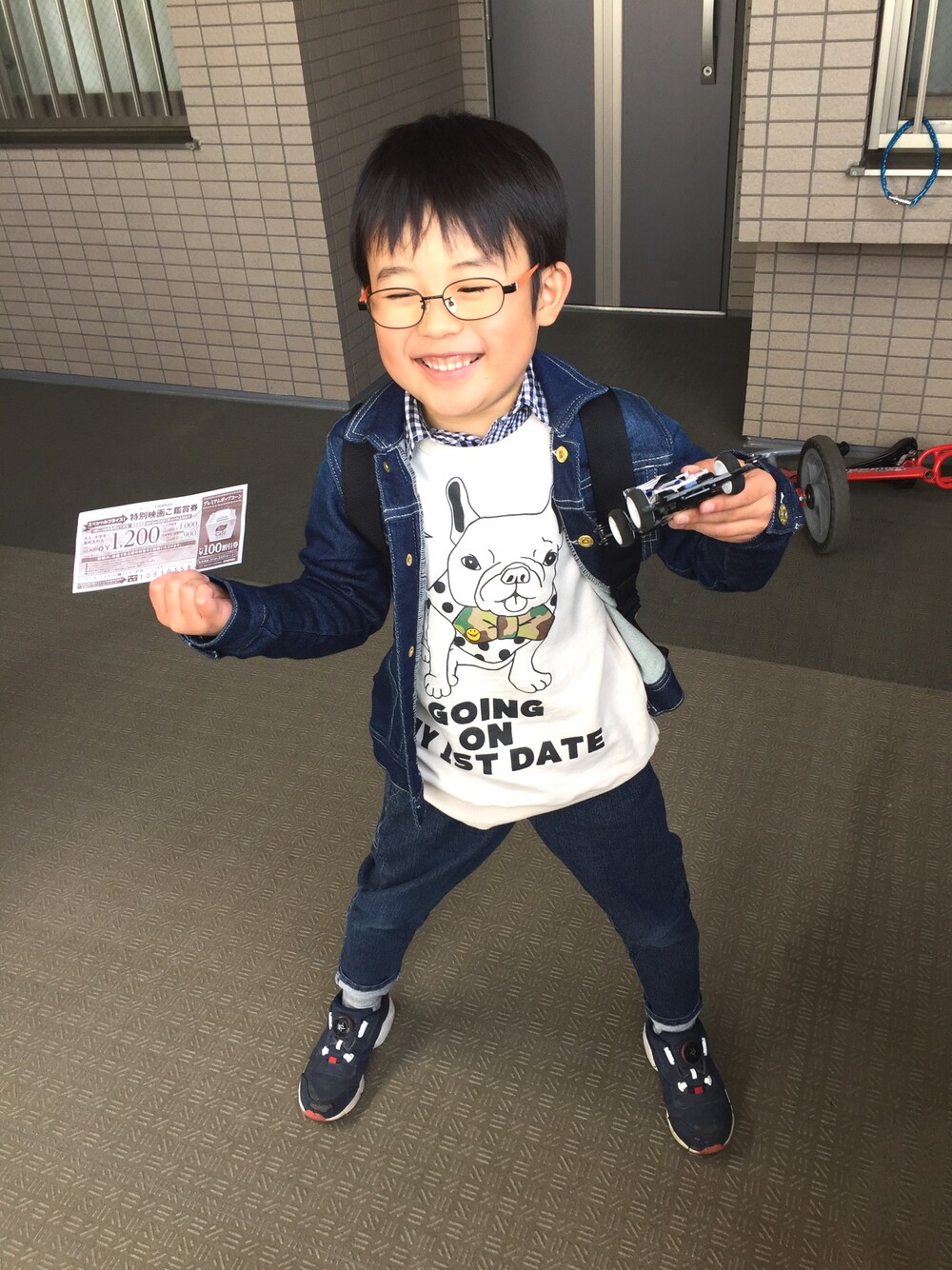 「デニムオンデニム、ブルドック、ダイヤルドライブ、ケルティ、メガネ男子、キッズファッション、ブリーズ、アプレレクール、マーキーズ」｜「BREEZEのブルドックトレーナー（スウェット、ホワイト系）」を使った、ゆうせい☆そうすけさん（キッズ・120cm）の春コーディネートの1枚目の写真