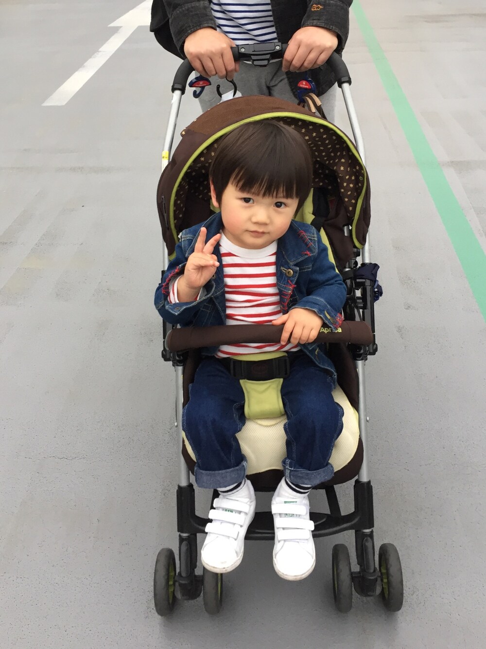 「デニムオンデニム、赤ボーダー、アディダススタンスミス、ブリーズ、アプレレクール、２歳児」｜「BREEZEのアイテム（Tシャツ/カットソー、レッド系）」を使った、ゆうせい☆そうすけさん（キッズ・90cm）の春コーディネートの1枚目の写真
