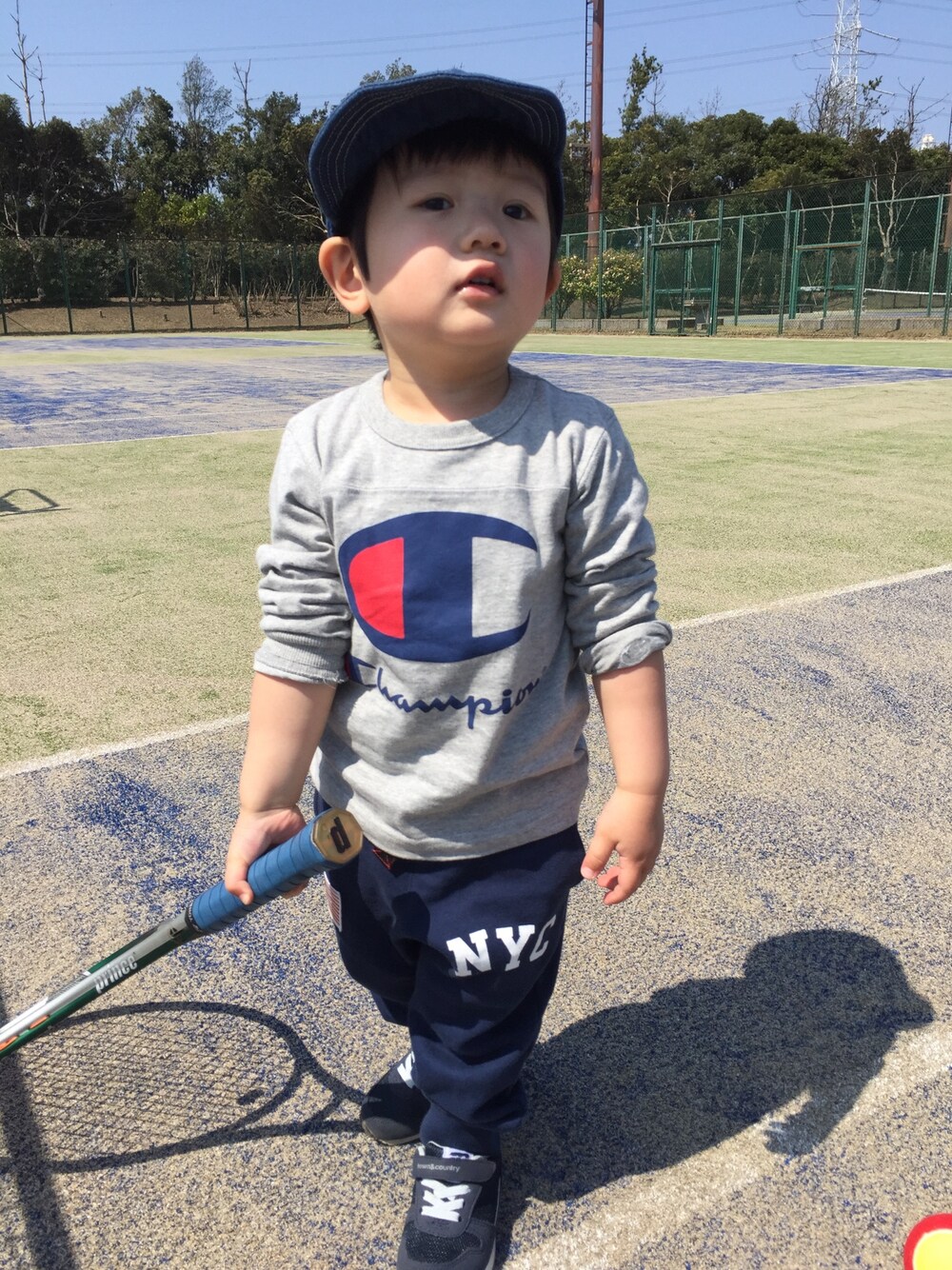 「チャンピオン、Tシャツ、スウェットパンツ、デニムキャップ、ブリーズ、テニスしてきました、暑い」｜「Championの【Champion】BIGロゴプリント長袖Tシャツ（Tシャツ/カットソー、グレー系）」を使った、ゆうせい☆そうすけさん（キッズ・90cm）の春コーディネートの1枚目の写真