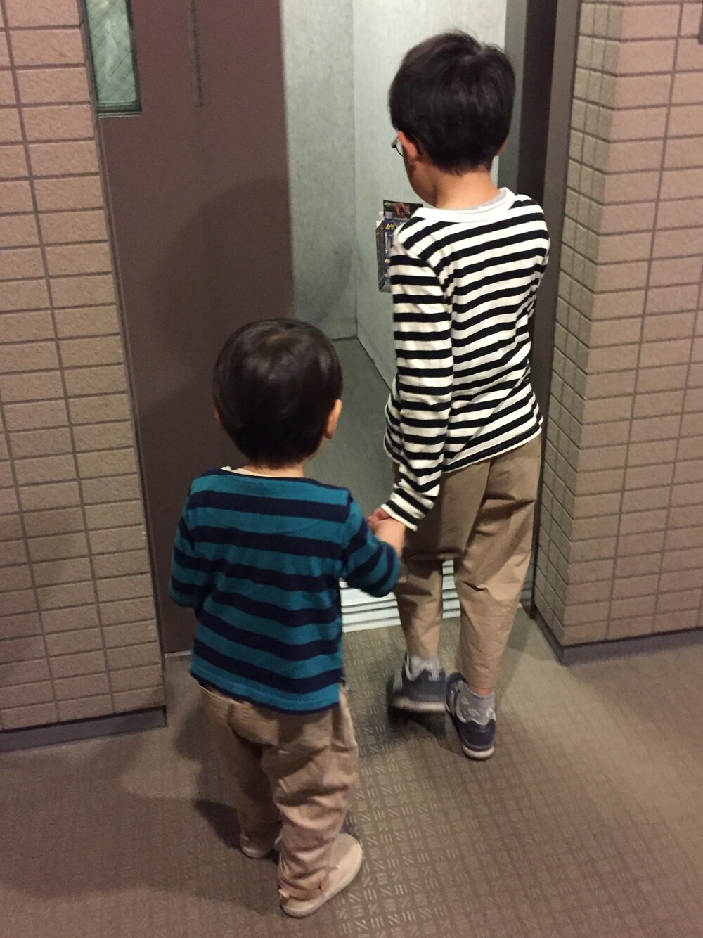 「ボーダートップス、ベージュパンツ、ワイドパンツ、クロプトパンツ、リンクコーデ、ナチュラルスタイル、ナチュラルコーデ、ニューバランス」｜「GLOBAL WORKのアイテム（Tシャツ/カットソー、ブルー系）」を使った、ゆうせい☆そうすけさん（キッズ・120cm）の春コーディネートの1枚目の写真