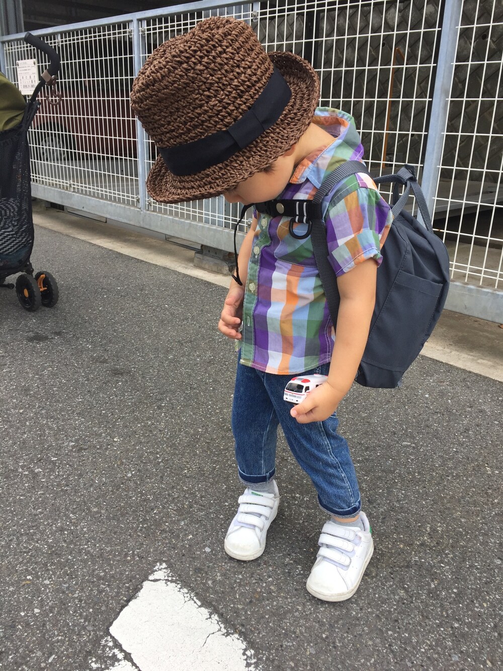 「夏セールで買いました、BREEZE、男の子コーデ、ペーパーハット、楽ちんパンツ、７分丈パンツ、カンケンバック、スタンスミス、アプレレクール」｜「apres les coursの7分丈デニムニット/7days Style pants（その他パンツ、ブルー系）」を使った、ゆうせい☆そうすけさん（キッズ・90cm）の夏コーディネートの1枚目の写真