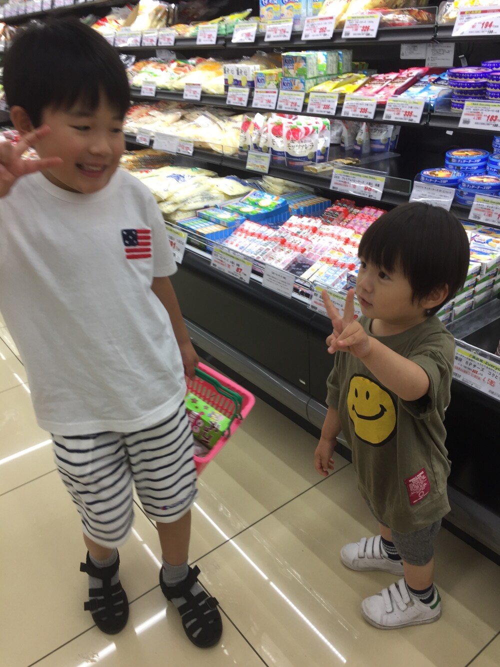 「チャンピオン、スポーツサンダル、夏セールで買いました」｜「Championの【Champion】サガラ刺繍アメリカ国旗モチーフTシャツ（Tシャツ/カットソー、ホワイト系）」を使った、ゆうせい☆そうすけさん（キッズ・110cm）の夏コーディネートの1枚目の写真