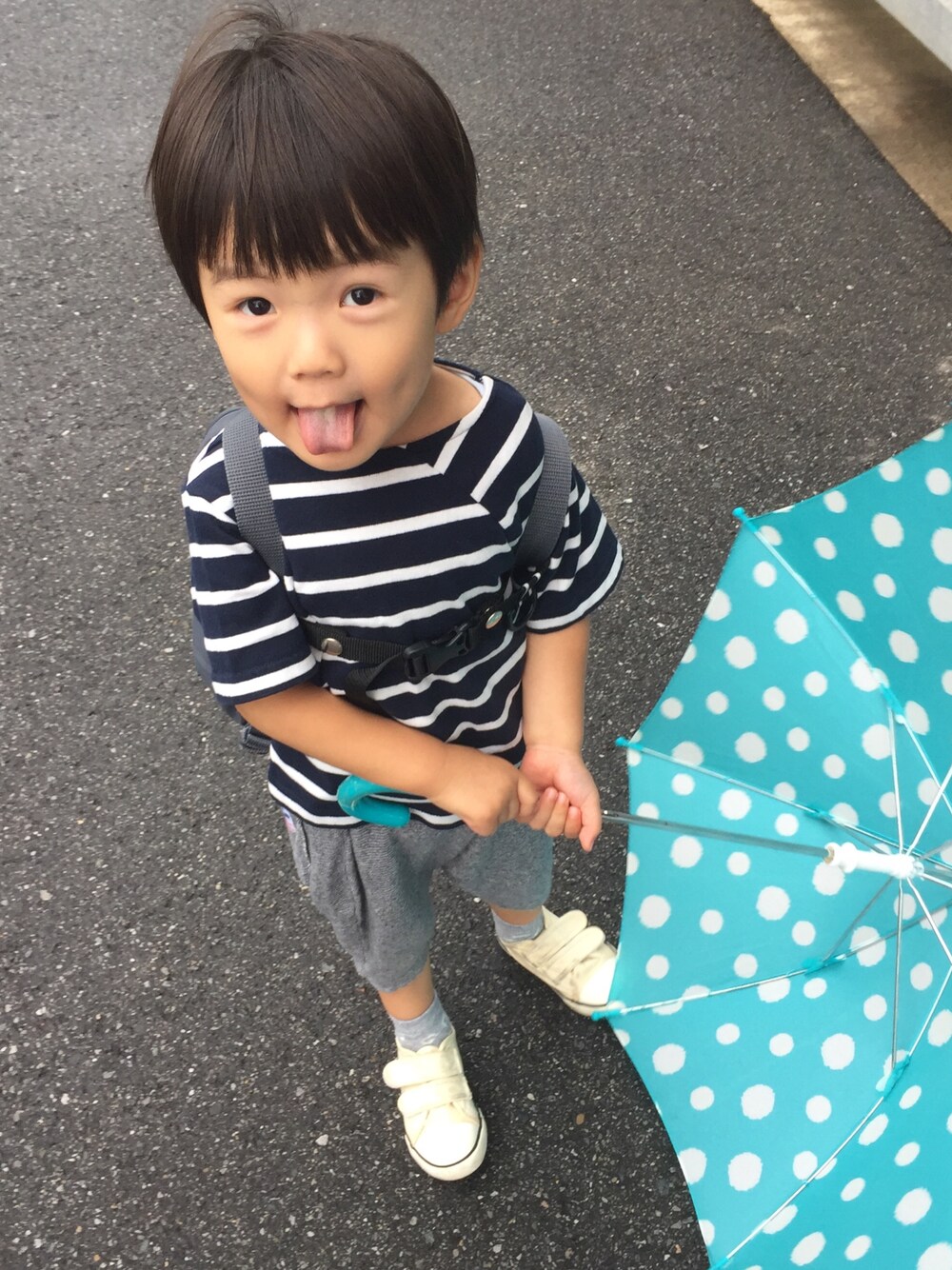 「ボーダー、カンケン、サルエルパンツ、水玉かさ、プティマイン、マーキーズ、あっかんべー」｜「petit mainの変形ボーダー半袖Tシャツ（Tシャツ/カットソー、ブルー系）」を使った、ゆうせい☆そうすけさん（キッズ・90cm）の秋コーディネートの1枚目の写真