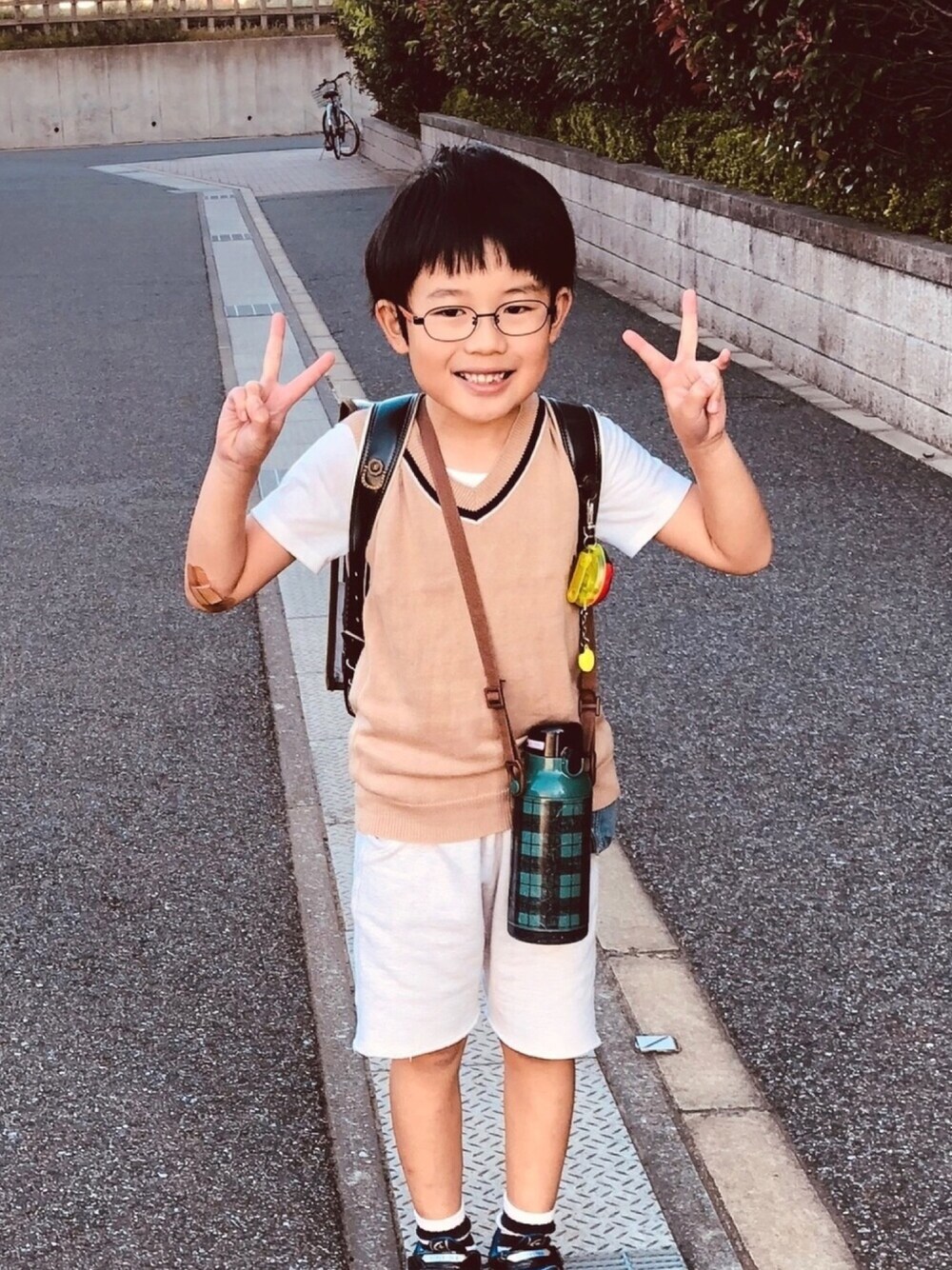 「ニットベスト、Tシャツ、チャンピオン、スウェットパンツ、リブソックス、Leeポシェット、ベストをカジュアルに、通学コーデ」｜「Championの【Champion】裏毛フレイドヘムショートパンツ（その他パンツ、ホワイト系）」を使った、ゆうせい☆そうすけさん（キッズ・110cm）の秋コーディネートの1枚目の写真