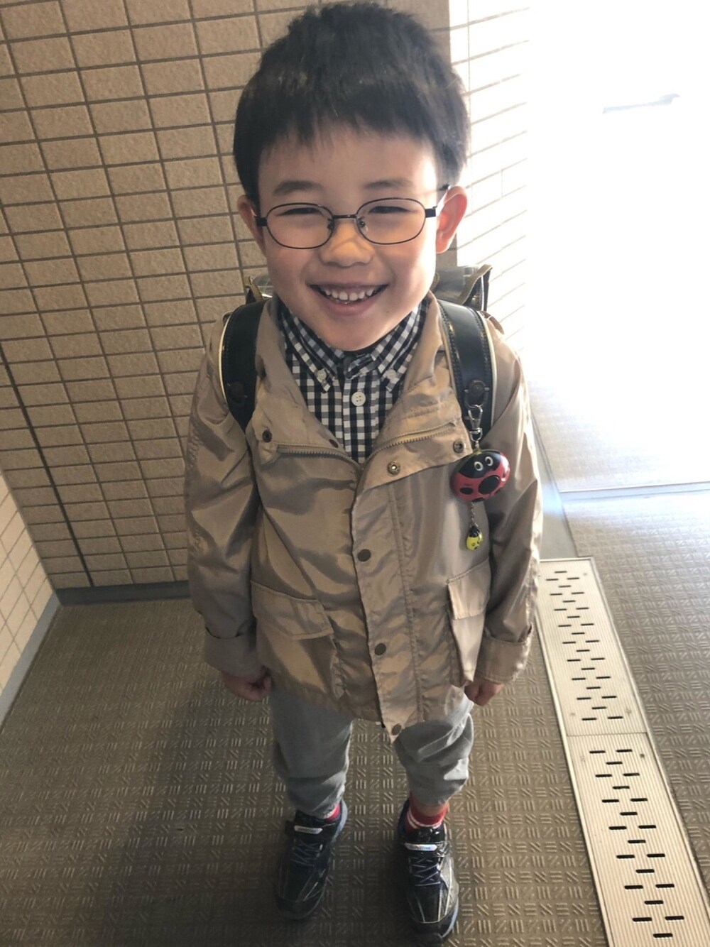 「グローバルワーク(GLOBAL WORK)、マンパ、チェックシャツ、ジョグパンツ、赤ソックス、ランドセル」｜「GLOBAL WORKの【キッズ】ムジガラシャツ長袖/802741（シャツ/ブラウス、ブラック系）」を使った、ゆうせい☆そうすけさん（キッズ・120cm）の秋コーディネートの1枚目の写真