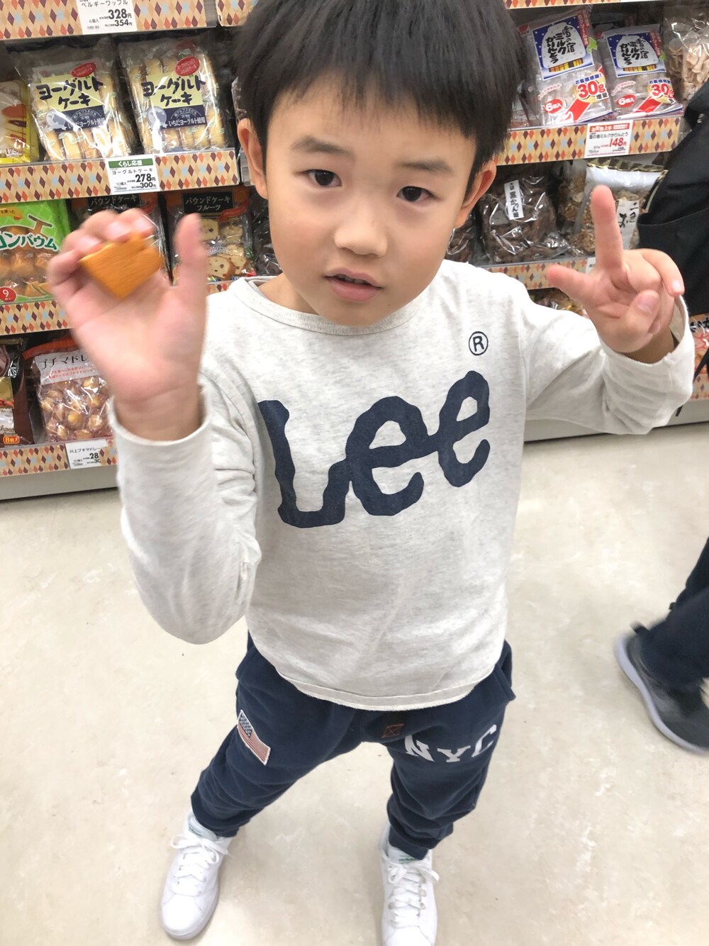 「LEE、チャンピオン、スウェットパンツ、アディダス、スニーカー」｜「Leeの【キッズ】Lee リー ロゴロンT （100～140cm）（Tシャツ/カットソー、ホワイト系）」を使った、ゆうせい☆そうすけさん（キッズ・120cm）の秋コーディネートの1枚目の写真