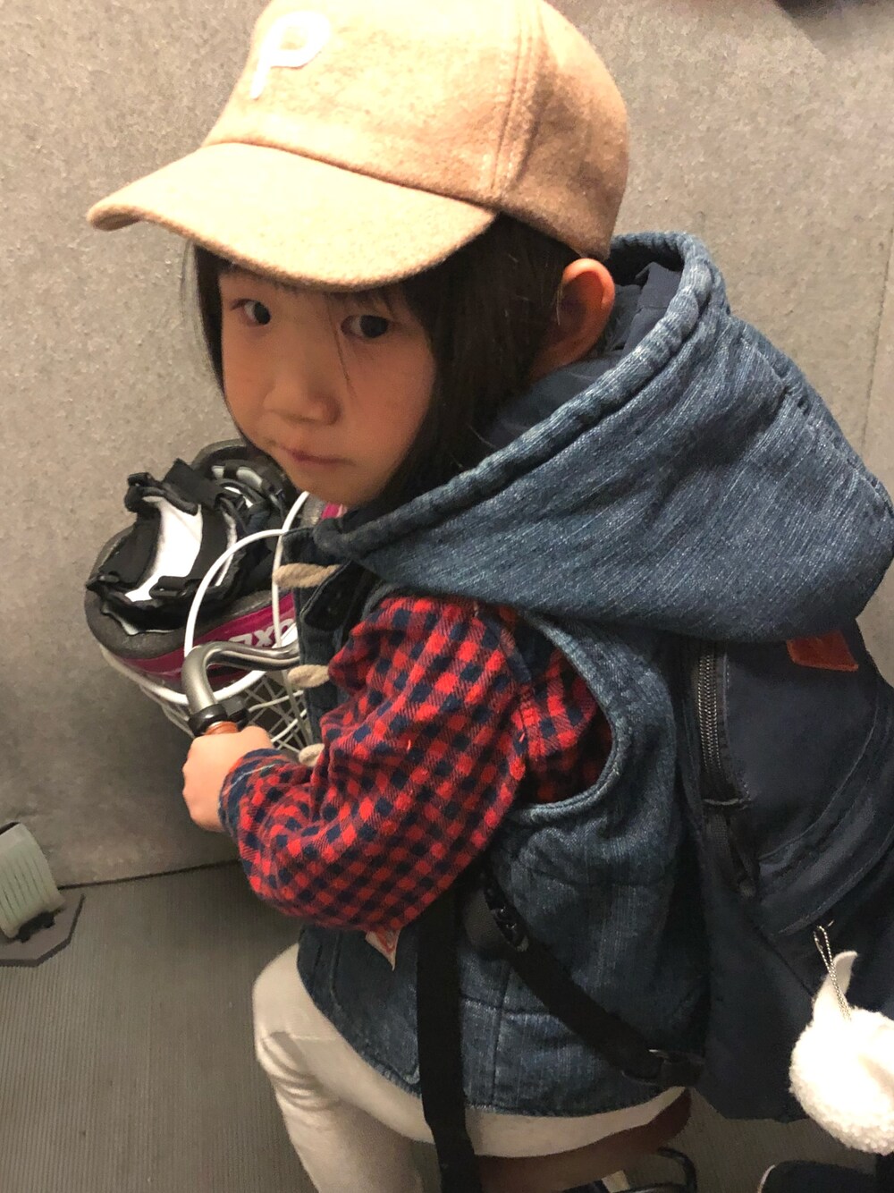 「ブリーズ、アメカジ女子部、チェックシャツ、ケルティ、中綿ベスト、デニムベスト、キャップ」｜「BREEZEのアイテム（ダウンベスト、ブルー系）」を使った、ゆうせい☆そうすけさん（キッズ・120cm）の秋コーディネートの1枚目の写真