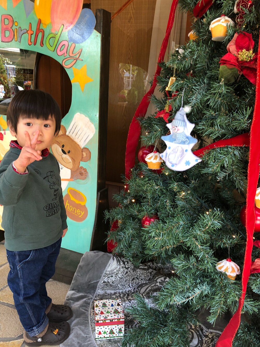 「男の子コーデ、チャーリー・ブラウン、プティマイン、ブリーズ、デニムペインターパンツ、グローバルワーク(GLOBAL WORK)、赤ﾁｪｯｸｼｬﾂ」｜「petit mainのPEANUTSコラボ  スヌーピー長袖トレーナー（スウェット、グリーン系）」を使った、ゆうせい☆そうすけさん（キッズ・90cm）の秋コーディネートの1枚目の写真