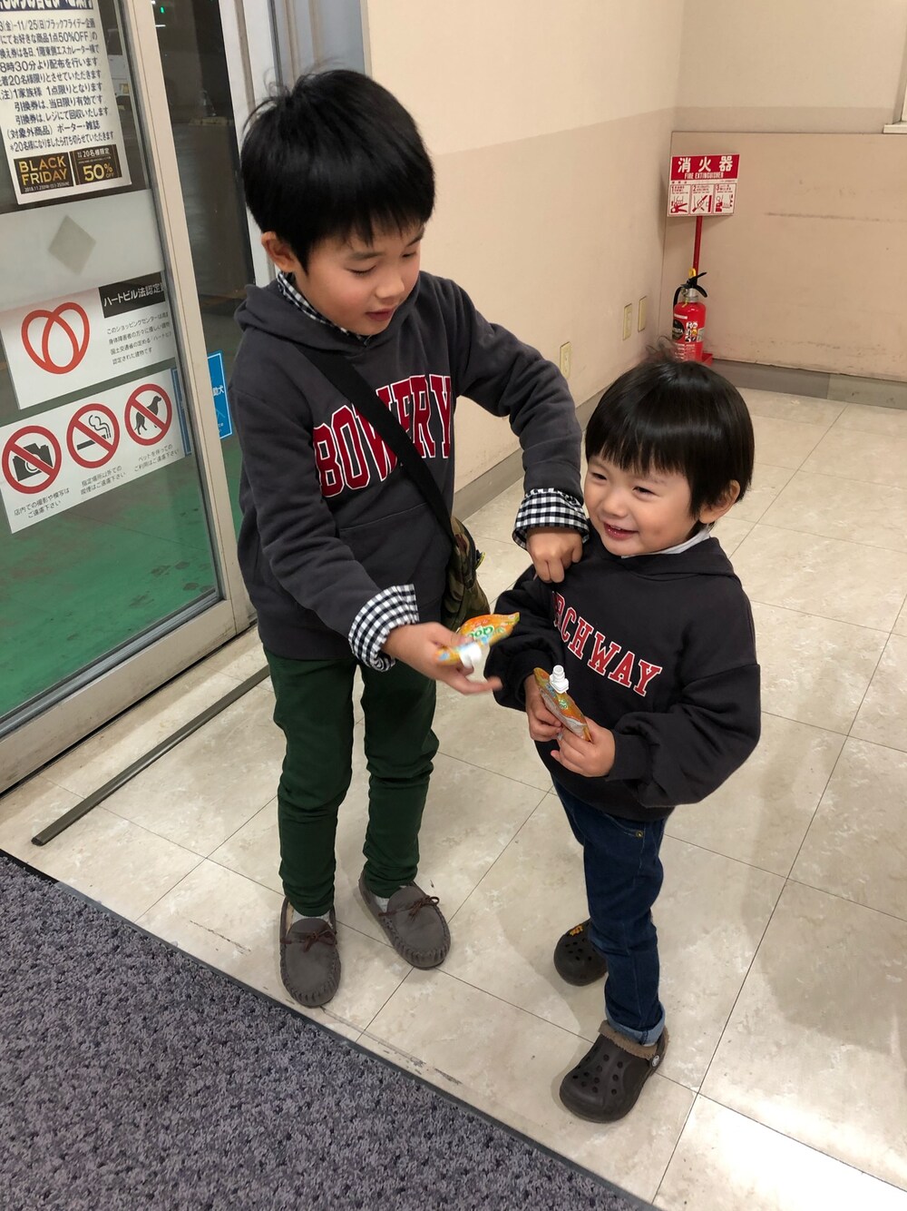 「リンクコーデ、スウェットパーカー、チェックシャツ、スキニーパンツ、モカシン、パーカーの下はシャツ」｜「GLOBAL WORKの【キッズ】プリントスウェットパーカー長袖/762097（パーカー、グレー系）」を使った、ゆうせい☆そうすけさん（キッズ・120cm）の秋コーディネートの1枚目の写真