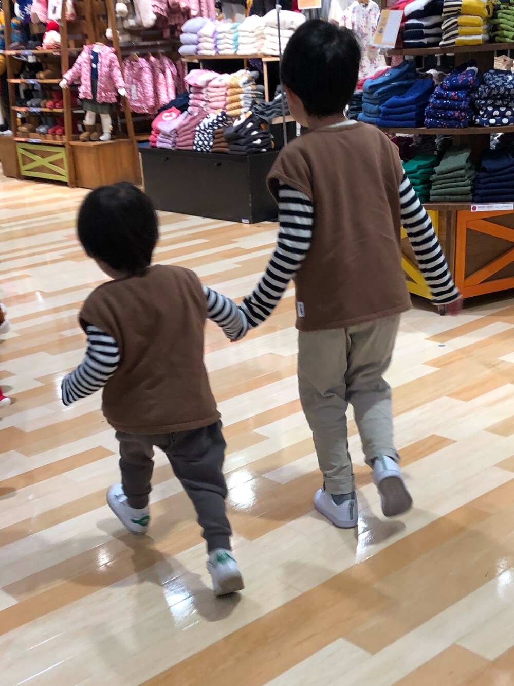「リンクコーデ、ボーダートップス、ベスト、アディダス、スエットパンツ、コーデュロイパンツ、仲良し兄弟、キッズコーデ、ブリーズ、マーキーズ」｜「quoti use fithのボーダー天竺長袖Ｔシャツ（Tシャツ/カットソー、ブラック系）」を使った、ゆうせい☆そうすけさん（キッズ・120cm）の冬コーディネートの1枚目の写真