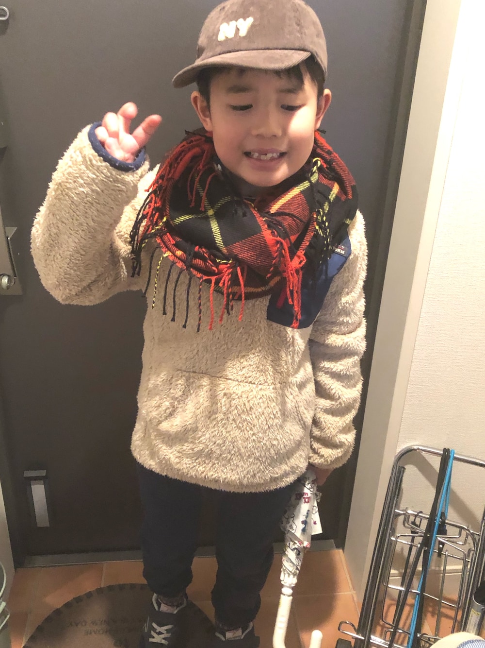 「ボアジャケット、スウェットパンツ、瞬足スニーカー、リングマフラー、キッズコーデ、アメカジスタイル、コーデュロイキャップ、初売りセールで買いました2019」｜「BREEZEのボアフリースプルオーバー（スウェット、ホワイト系）」を使った、ゆうせい☆そうすけさん（キッズ・120cm）の冬コーディネートの1枚目の写真