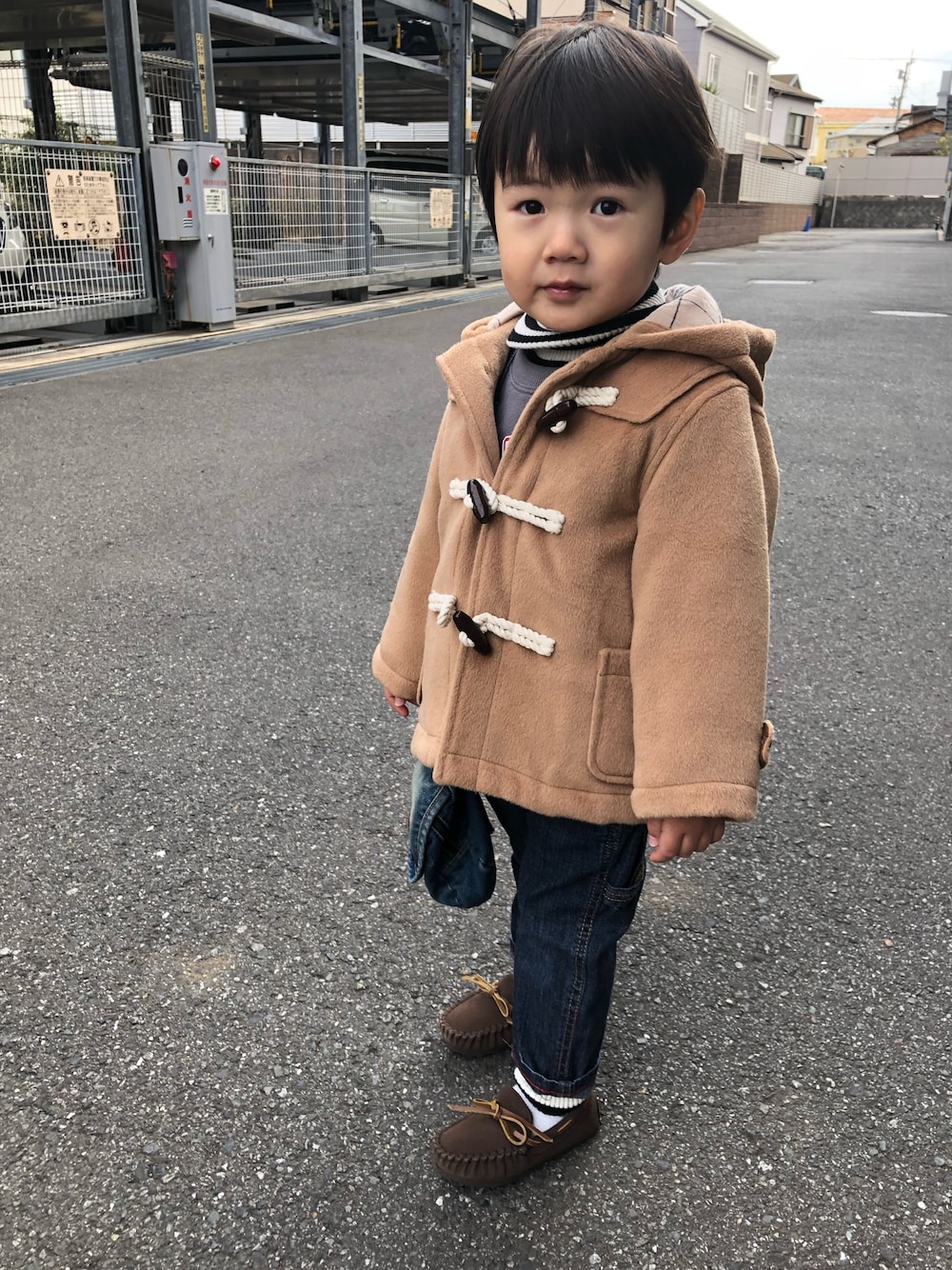 「キッズファッション、おとこのこ、ダッフルコート、オールインワン、リブニット、カレッジスウェット、モカシン」｜「apres les coursのダッフルコート（ダッフルコート、ベージュ系）」を使った、ゆうせい☆そうすけさん（キッズ・90cm）の冬コーディネートの1枚目の写真