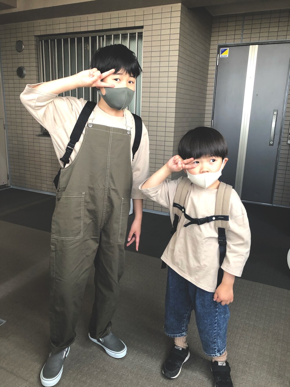 「ペアマノン、サロペット、ベージュTシャツ、おそろTシャツ、バンズ、スリッポン、アースカラー」｜「pairmanonの【ママとおそろい】【リンクコーデ】サロペット オーバーオール ユニセックス デニム ポケット テーパード ナチュラル（サロペット/オーバーオール、グリーン系）」を使った、ゆうせい☆そうすけさん（キッズ・140cm）の春コーディネートの1枚目の写真