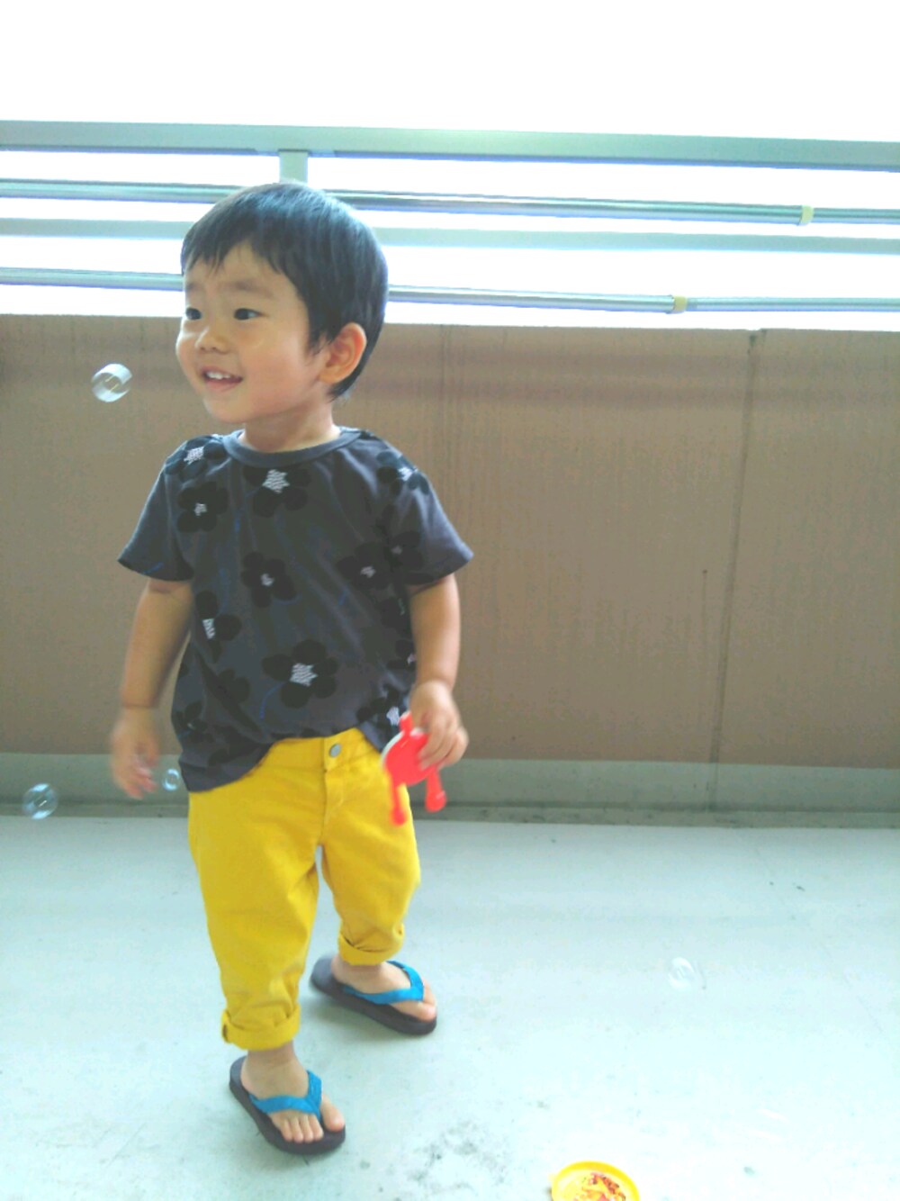 「kids、男の子、2歳、夏、花柄、Tシャツ、黄色、ビーチサンダル」｜「MARKEY'Sのアイテム（Tシャツ/カットソー、グレー系）」を使った、はるたんさん（キッズ・80cm）の夏コーディネートの1枚目の写真