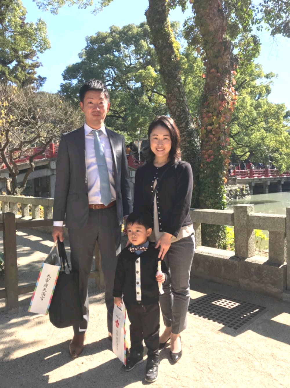 「kids、キッズコーデ、おとこのこ、3歳、七五三、秋コーデ、カーディガン、蝶ネクタイ、スラックス、ポンプフューリー」｜「agnes b.のM001 CARDIGAN（カーディガン/ボレロ、ブラック系）」を使った、はるたんさん（キッズ・90cm）の秋コーディネートの1枚目の写真