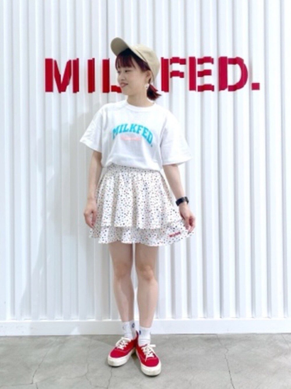 「お洒落さんとつながりたい、カラーパンツ、柄パンツ、ガーリーコーデ、MILKFED.、VANS、ホワイト、スカパン、今日のコーデ、春コーデ」｜「MILKFED.のBAR TWILL CAP（キャップ、ベージュ系）」を使った、よねちゃんさん（レディース・148cm）の春コーディネートの1枚目の写真