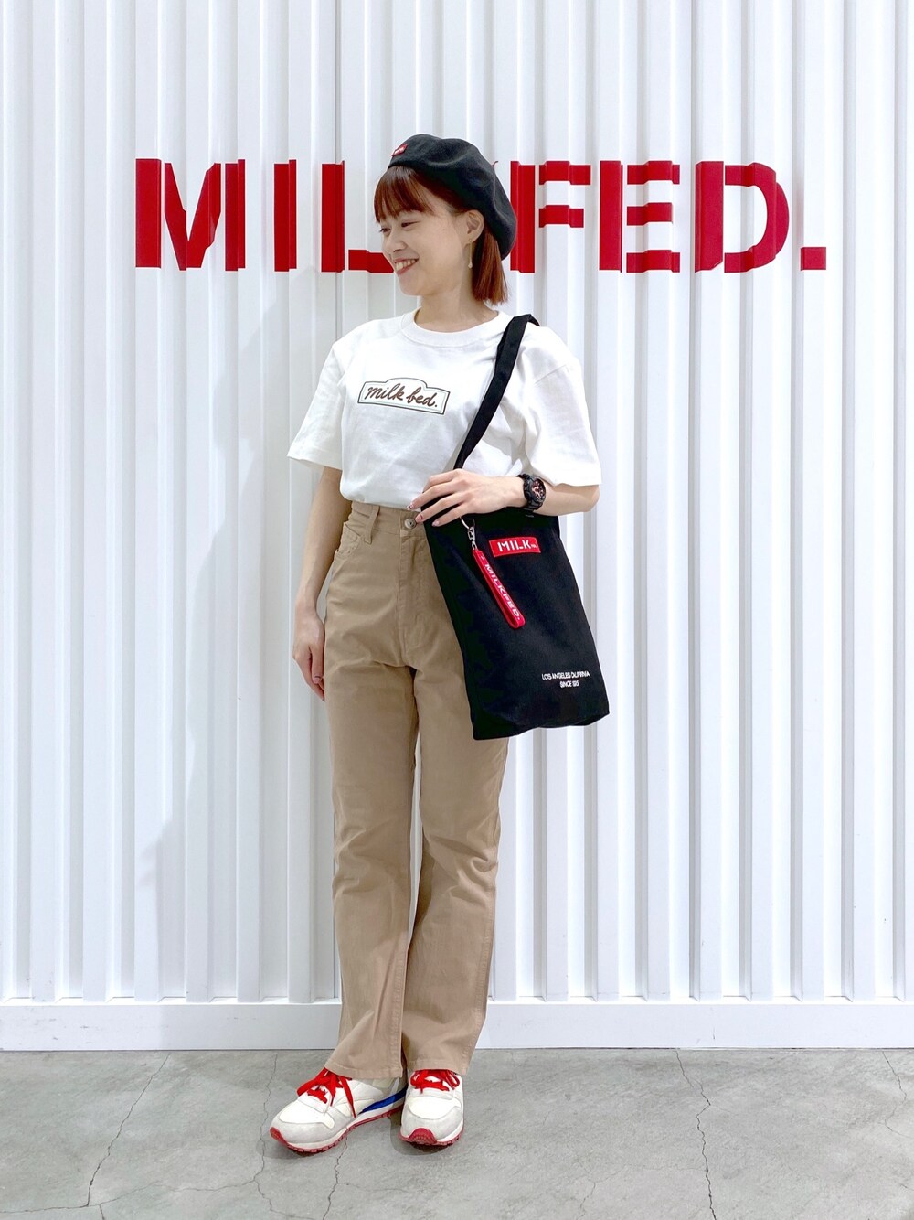 「休日スタイル、バックプリント、スニーカーコーデ、ベージュコーデ、プリントT、低身長、MILKFED.、reebok、チノパン、ベレー帽」｜「MILKFED.のMILKFED. LOGO BERET（ハンチング/ベレー帽、ブラック系）」を使った、よねちゃんさん（レディース・148cm）の春コーディネートの1枚目の写真