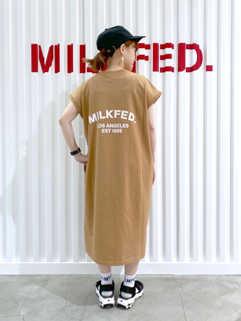 「これが私をアゲる服、オトナカジュアル、シンプルコーデ、リラックススタイル、オトナ女子、今日のコーデ、ラクチンコーデ、いいね、save、フォローお願いします🤑、お洒落さんとつながりたい、MILKFED.」｜「MILKFED.のBAR TWILL CAP（キャップ、レッド系）」を使った、よねちゃんさん（レディース・148cm）の春コーディネートの1枚目の写真