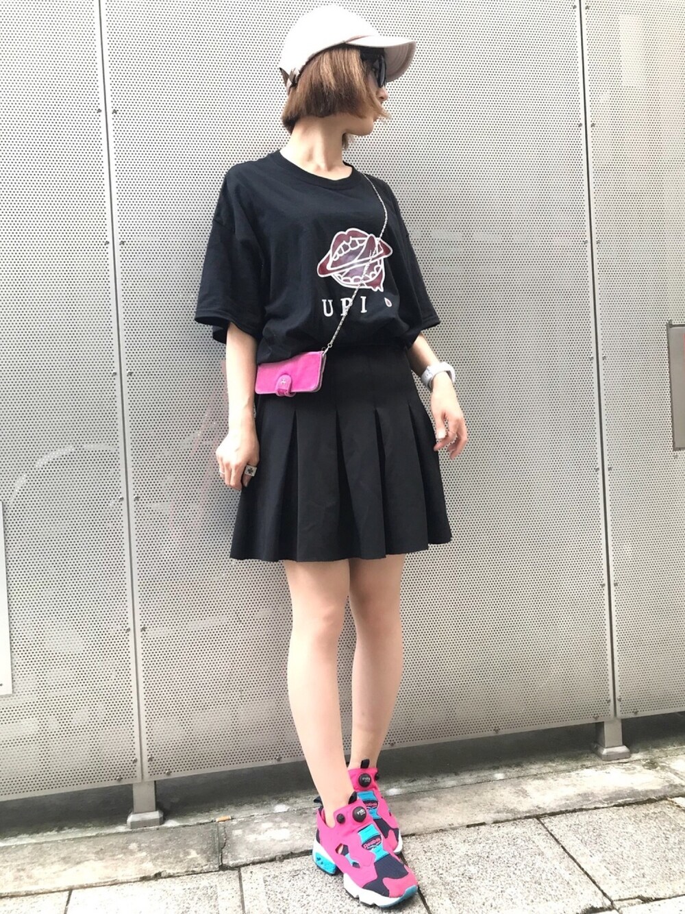 「夏のワントーンコーデ、カジュアル、ootd、Tシャツ、デカT、サングラス、ポンプフューリー、キャップ、スポーティ、outfit」｜「OZOCのベルベットiPhone6/6sケース（スマホケース/カバー、ピンク系）」を使った、ミーナさん（レディース・162cm）の夏コーディネートの1枚目の写真