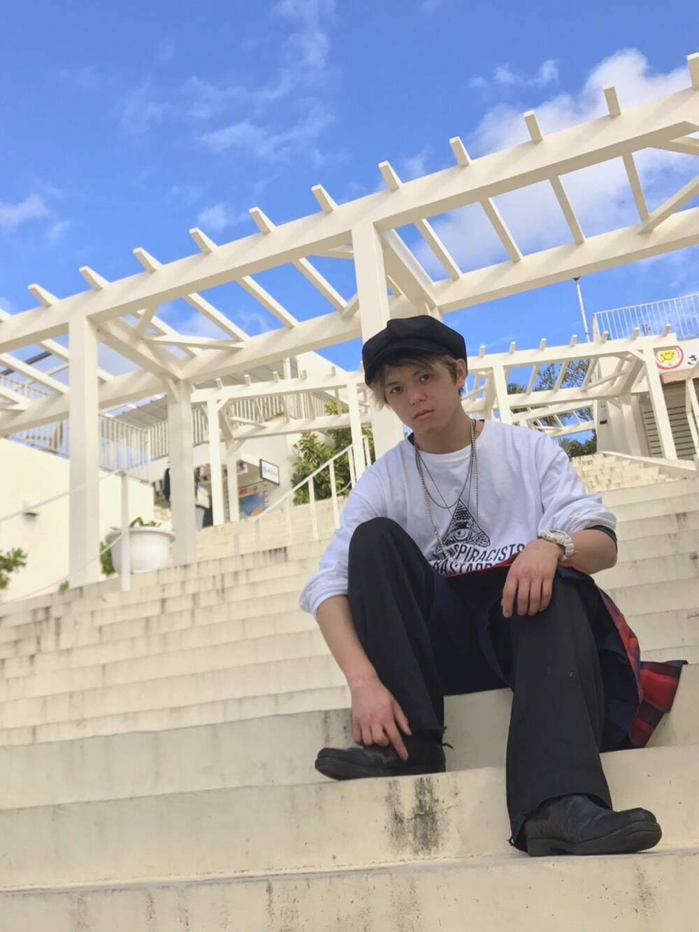「カジュアル、スカート、黒、モノトーン」｜「FACETASMのアイテム（スカート、レッド系）」を使った、平塚雄大さん（メンズ・165cm）の春コーディネートの1枚目の写真