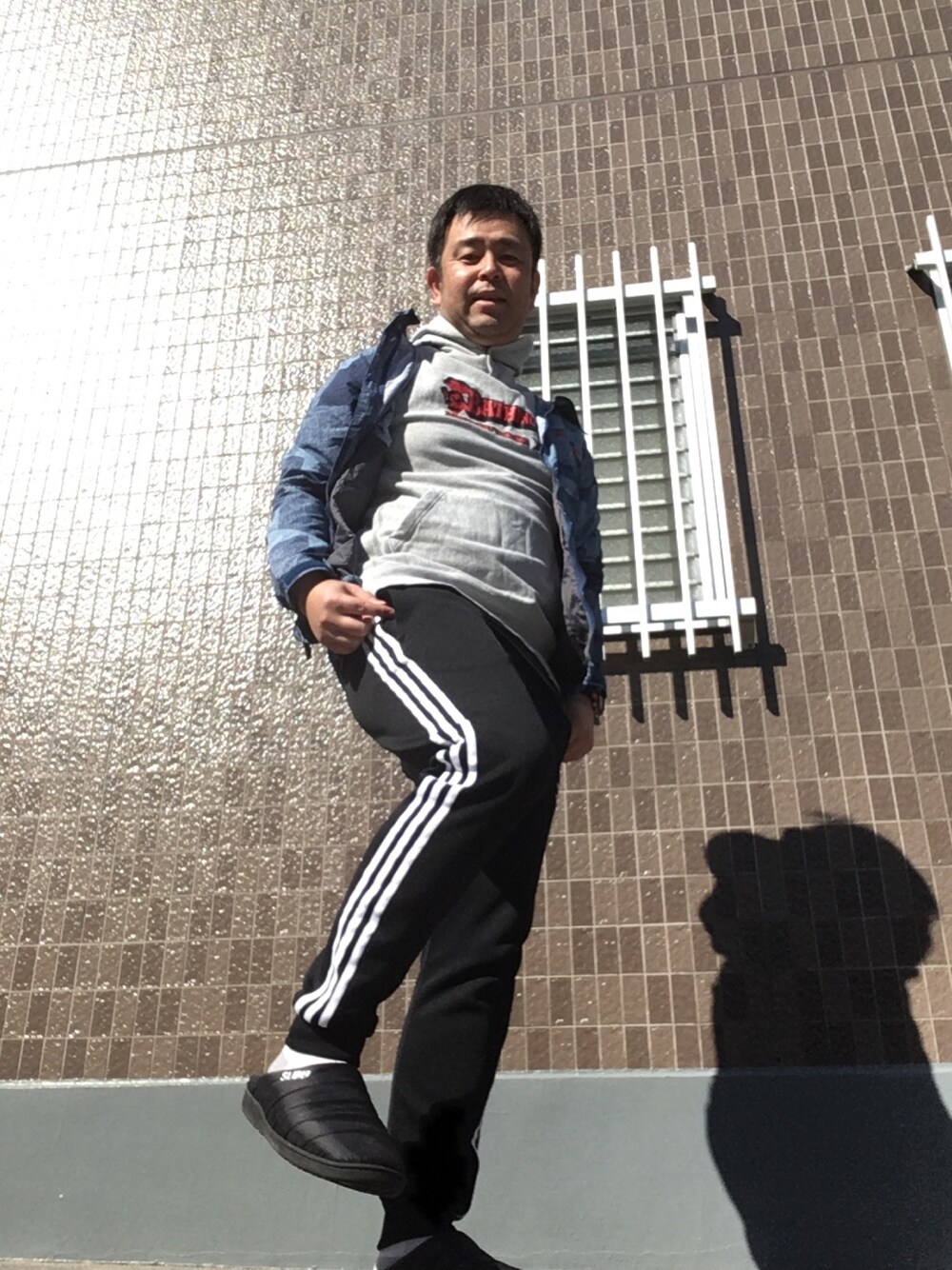 「adidas originals、日向ぼっこ」｜「adidas Originalsの【adicolor】オリジナルス パンツ[SST CUFFED TRACK PANTS]（その他パンツ、ブラック系）」を使った、NAOKIさん（メンズ・174cm）の冬コーディネートの1枚目の写真