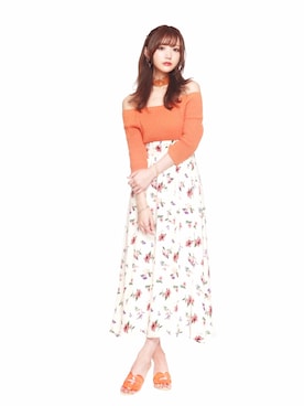 「アイテム（チョーカー、オレンジ系）」を使った、菅野結以さん（レディース・162cm）の春コーディネート