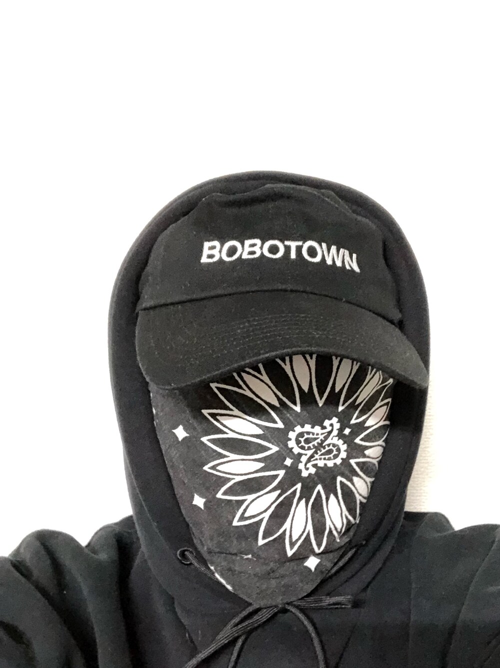 「CAP、帽子、キャップ、春、おしゃれさんと繋がりたい、オトナカジュアル、オーバーサイズ、スニーカー、ブラック、バンダナ」｜「BOBOTOWNのアイテム（キャップ、ブラック系）」を使った、BOBOTOWNさん（メンズ・175cm）の春コーディネートの1枚目の写真