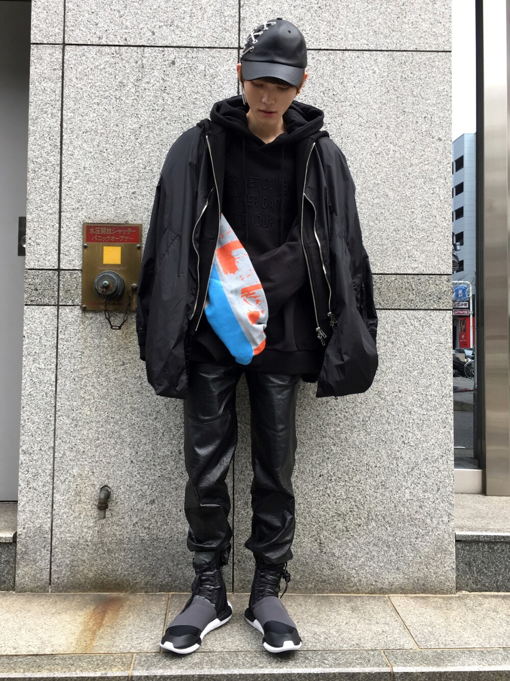 「スニーカー、ブーツ、MA-1、ストリート、黒、スニーカーコーデ、モード、冬、シンプルコーデ、JUUN.J」｜「JUUN.Jのアイテム（ブルゾン、ブラック系）」を使った、𝐊𝐚𝐢𝐭𝐨さん（メンズ・180cm）の冬コーディネートの1枚目の写真