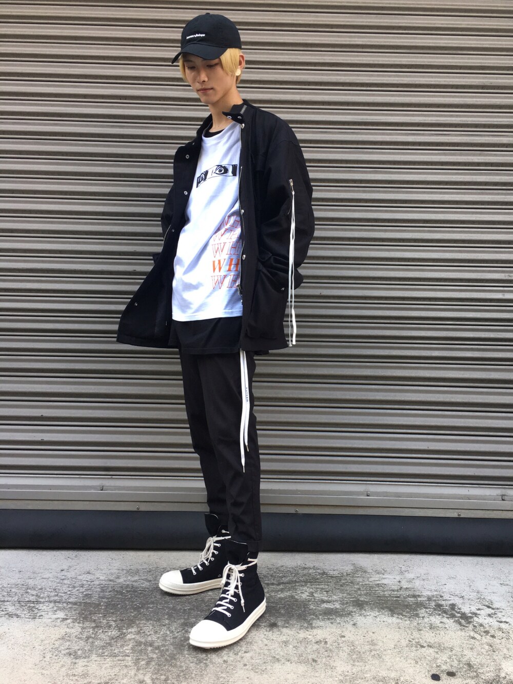 「秋のコーデ、モノトーンコーデ、スニーカーコーデ、ミリタリージャケット、drkshdw、WHITELAND BLACKBURN、KaneZ、ストリート、sulvam、スラックス」｜「WHITELANDのWHITELAND/ホワイトランド/Mix LongSleeve T-Shirts（Tシャツ/カットソー、ホワイト系）」を使った、𝐊𝐚𝐢𝐭𝐨さん（メンズ・180cm）の秋コーディネートの1枚目の写真