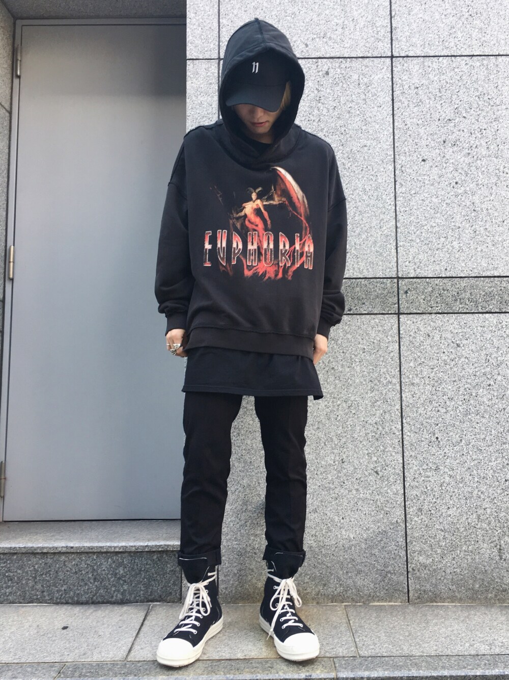 「スラックス、drkshdw、misbhv、11by boris bidjan saberi、ブラック、ブラックコーデ、ストリート、パーカー、サイドスリット、スニーカー」｜「11 by Boris Bidjan Saberi のアイテム（キャップ、ブラック系）」を使った、𝐊𝐚𝐢𝐭𝐨さん（メンズ・180cm）の秋コーディネートの1枚目の写真