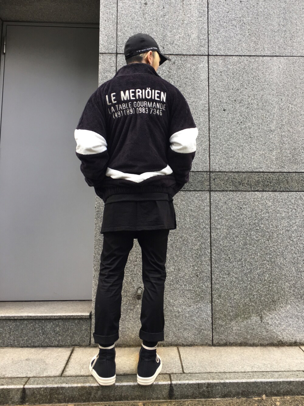 「秋のコーデ、スラックス、黒、モノトーン、Danke schon、スポーツミックス、RICK OWENS、ootd、秋冬、WHITELAND BLACKBURN」｜「DANKE SCHONのDankeSchon/ダンケシェーン/Fleace Blouson（ブルゾン、ブラック系）」を使った、𝐊𝐚𝐢𝐭𝐨さん（メンズ・180cm）の秋コーディネートの1枚目の写真
