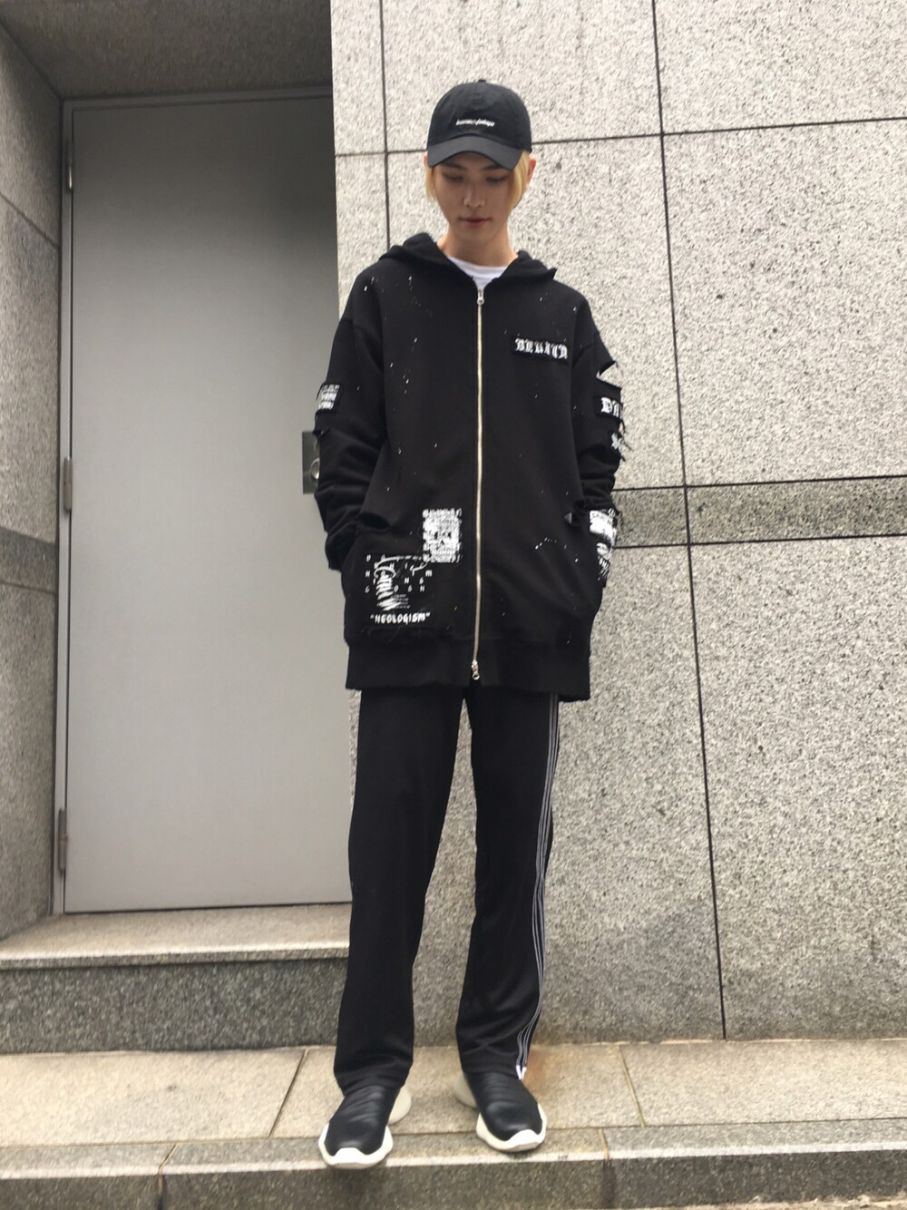 「ビッグシルエット、adidas、黒、冬コーデ、Danke schon、ワイドパンツ、モード、RICK OWENS、Alexander Wang、秋コーデ」｜「KaneZのKaneZ/ケインズ/KANEZ KOSMOS CAP（キャップ、ブラック系）」を使った、𝐊𝐚𝐢𝐭𝐨さん（メンズ・180cm）の秋コーディネートの1枚目の写真