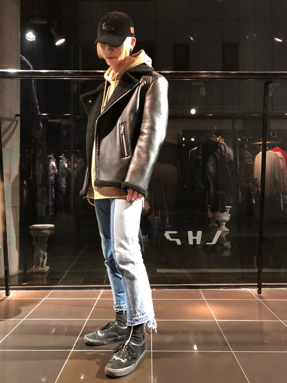 「シンプルコーデ、冬コーデ、黒、スニーカー、秋のコーデ、ストリート、おしゃれさんと繋がりたい、Danke schon、ブルー、キャップ」｜「DANKE SCHONのDankeSchon/ダンケシェーン/FakeMouton Rider`sJacket（ライダースジャケット、ブラック系）」を使った、𝐊𝐚𝐢𝐭𝐨さん（メンズ・180cm）の冬コーディネートの1枚目の写真