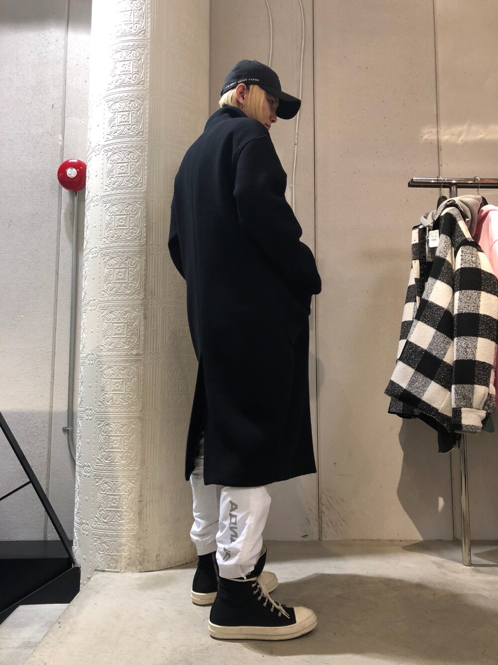 ホワイト系のその他パンツ、ブラック系のスニーカー、ブラック系のチェスターコートを着用したメンズの冬コーディネートの1枚目の写真