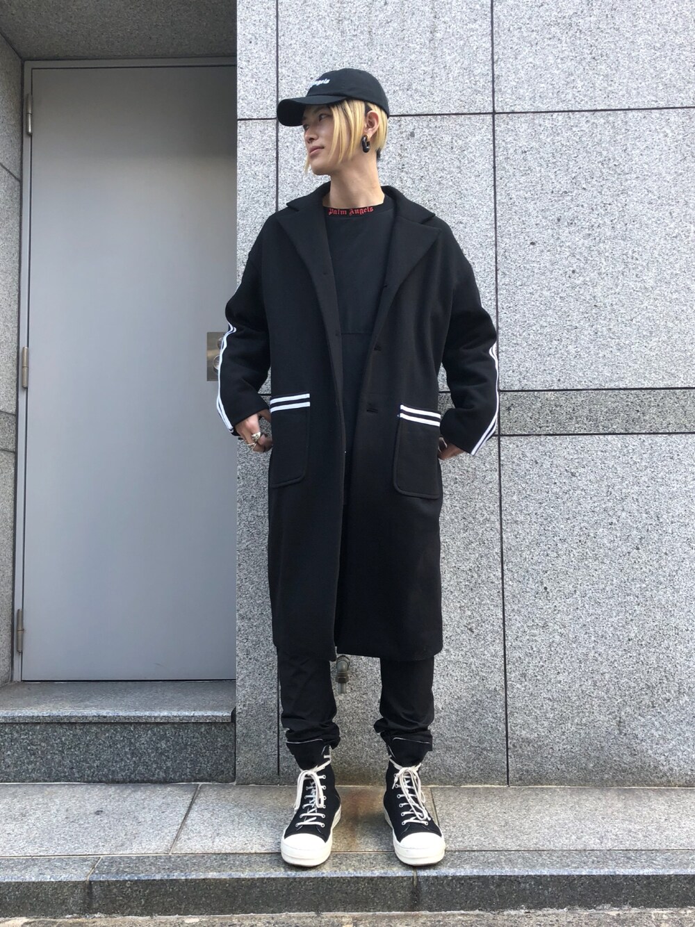 「冬コーデ、お洒落さんとつながりたい、ブラック、春コーデ、ロングコート、streetstyle、スポーツミックス、RICK OWENS、PALM ANGELS、スニーカー」｜「Palm Angelsのアイテム（キャップ、ブラック系）」を使った、𝐊𝐚𝐢𝐭𝐨さん（メンズ・180cm）の冬コーディネートの1枚目の写真